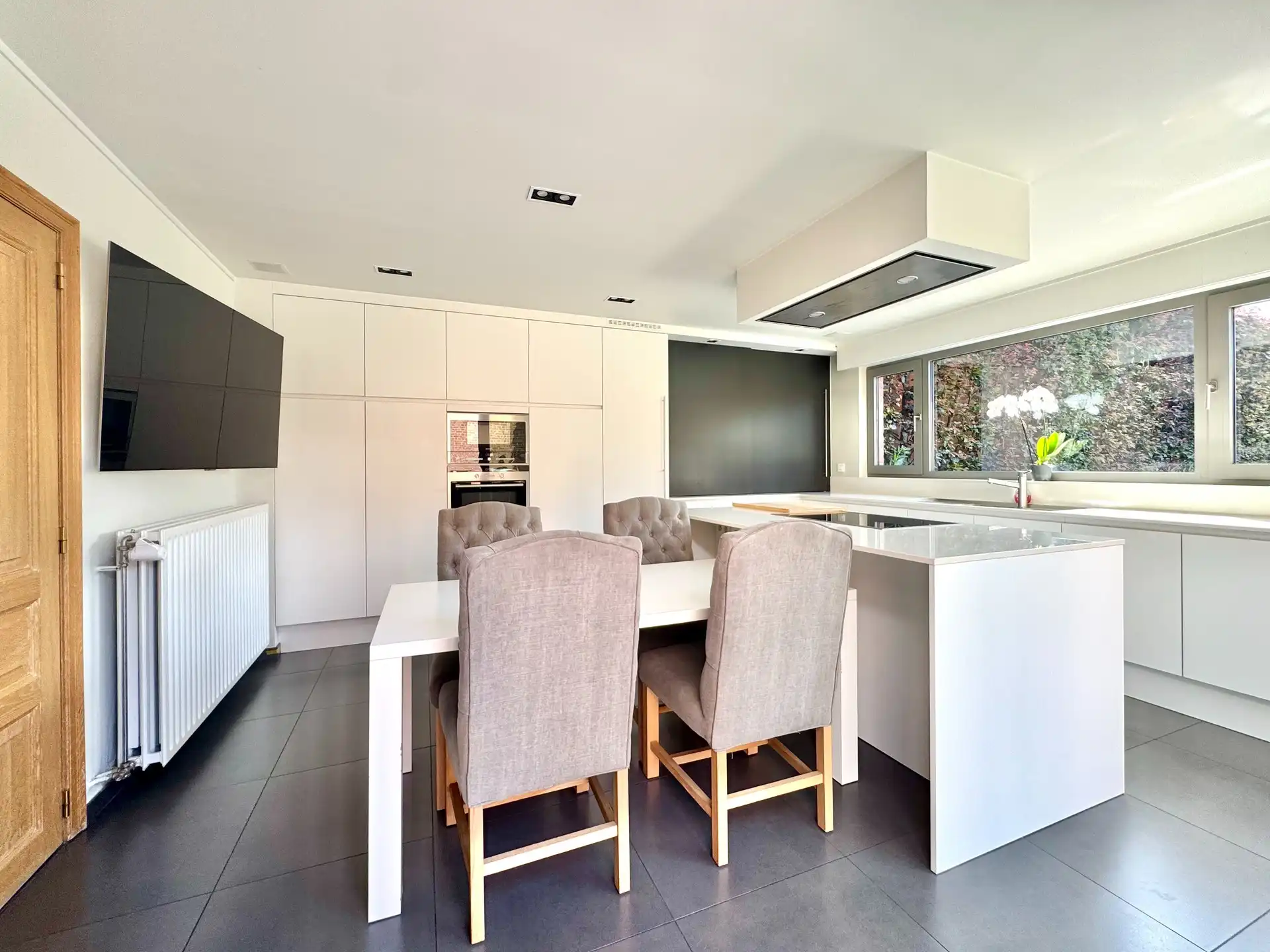 BREDE GEVEL- WOONST| HANDELSGELIJKVLOERS OF KANTOOR| DUBBELE GARAGE | TUIN |1.055 M² foto 9