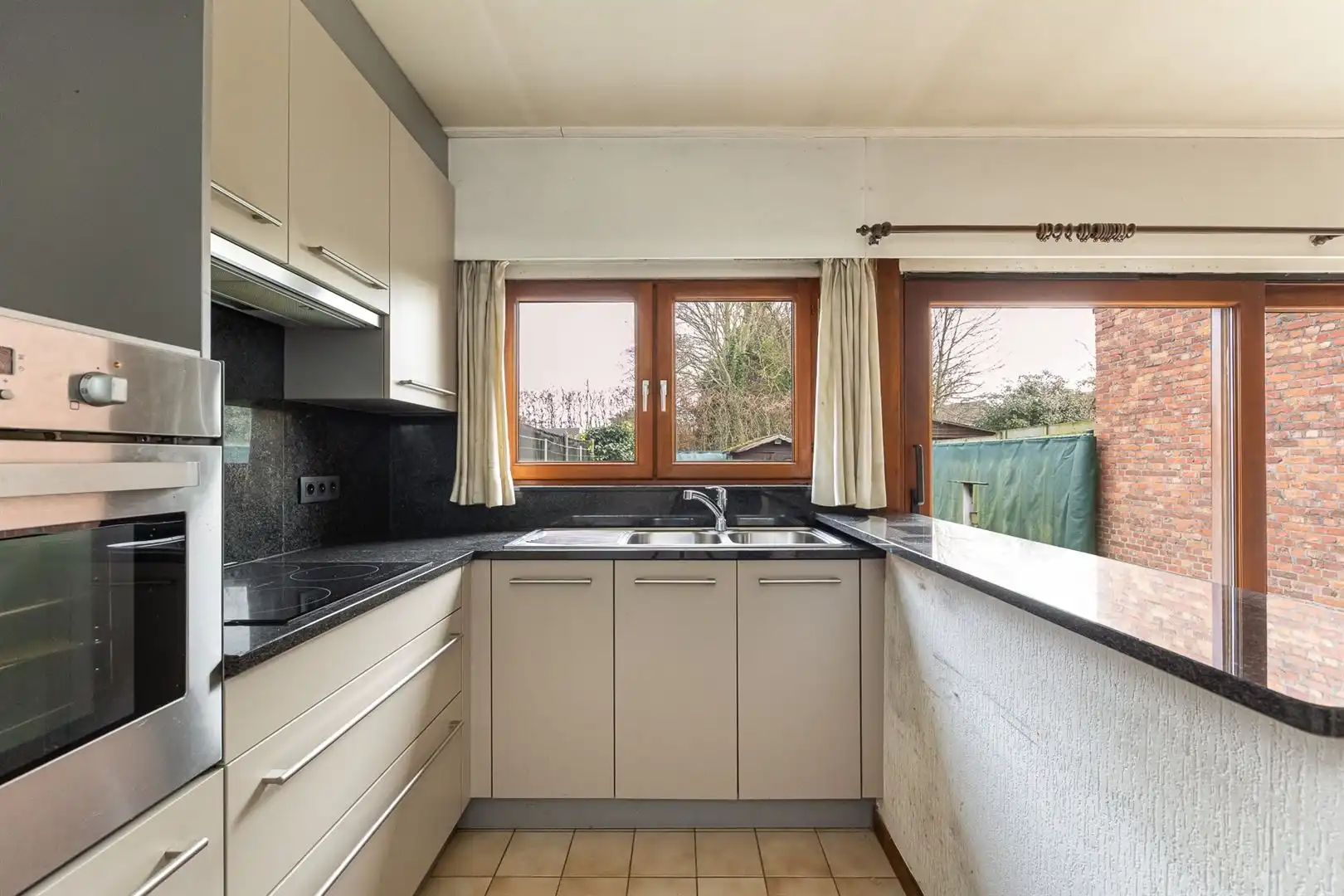 Te renoveren gezinswoning met tuin en garage in rustige centrumstraat foto 6