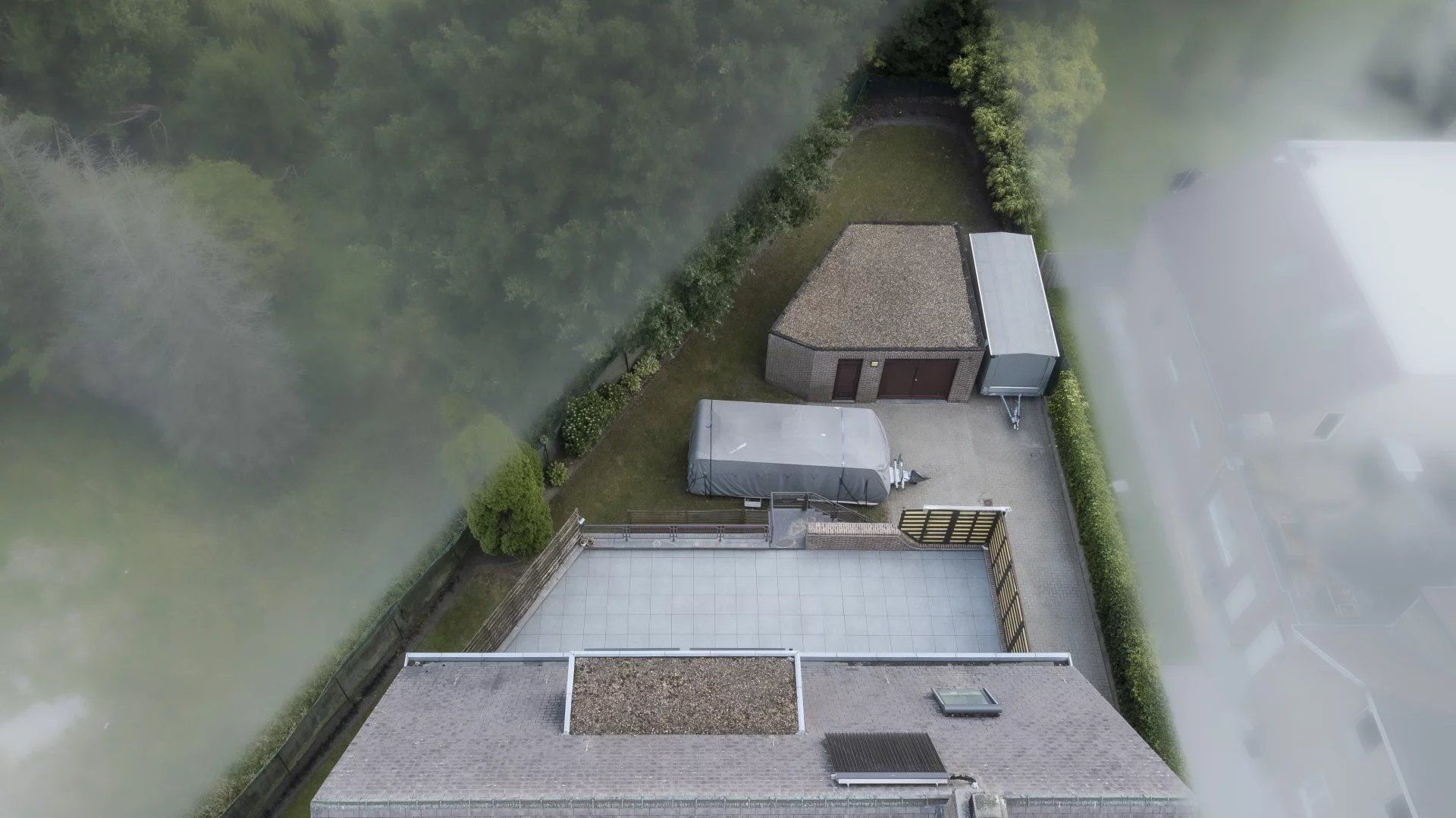 Ruim appartement met 4 slaapkamers, groot terras, tuin en garage. foto 42