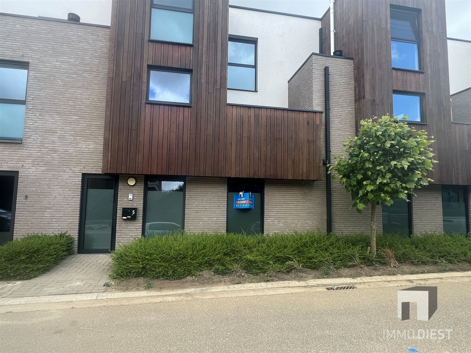 Modern gelijkvloers appartement foto {{pictureIndex}}