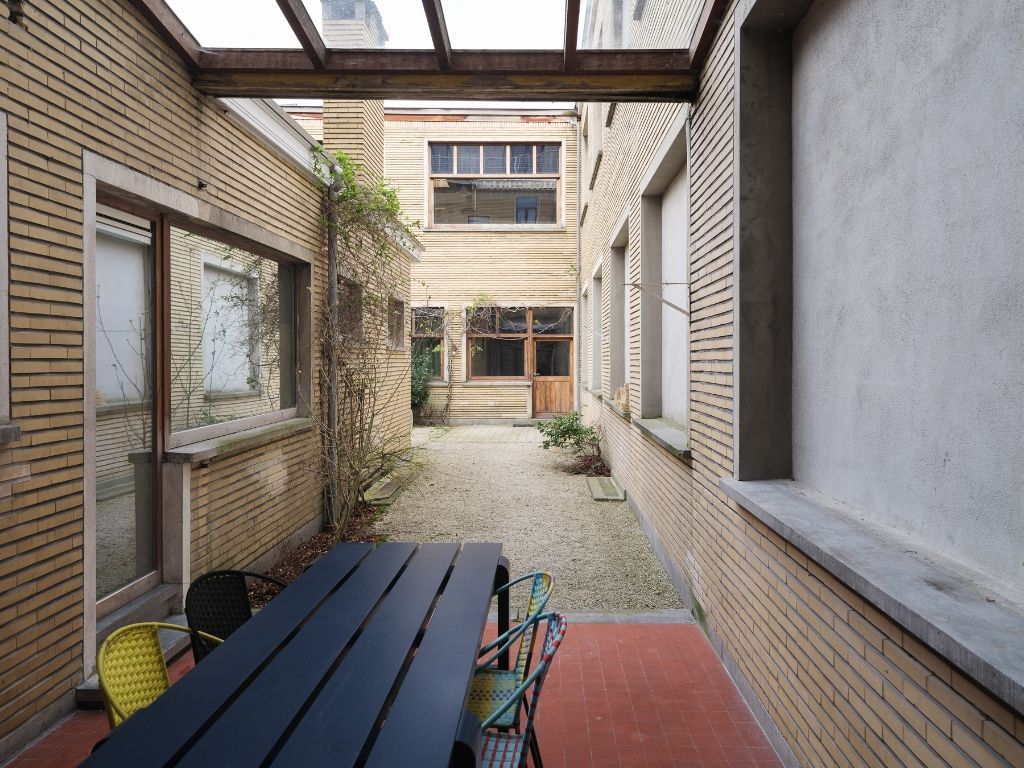 Topligging, omgeving Visserij, karaktervol 2 slpk-appartement met buitenruimte en originele elementen in een even karaktervol gebouw met ‘art-déco’ elementen. foto 3
