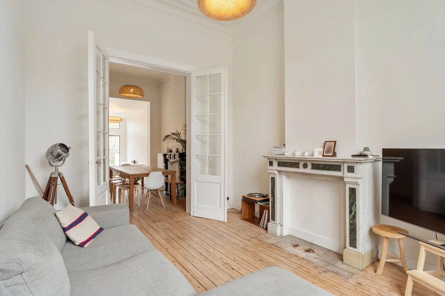 Prachtig gerenoveerd en energiezuinig herenhuis met 5 slaapkamers, 2 badkamers en een tuin op een toplocatie nabij het station van Leuven! foto {{pictureIndex}}