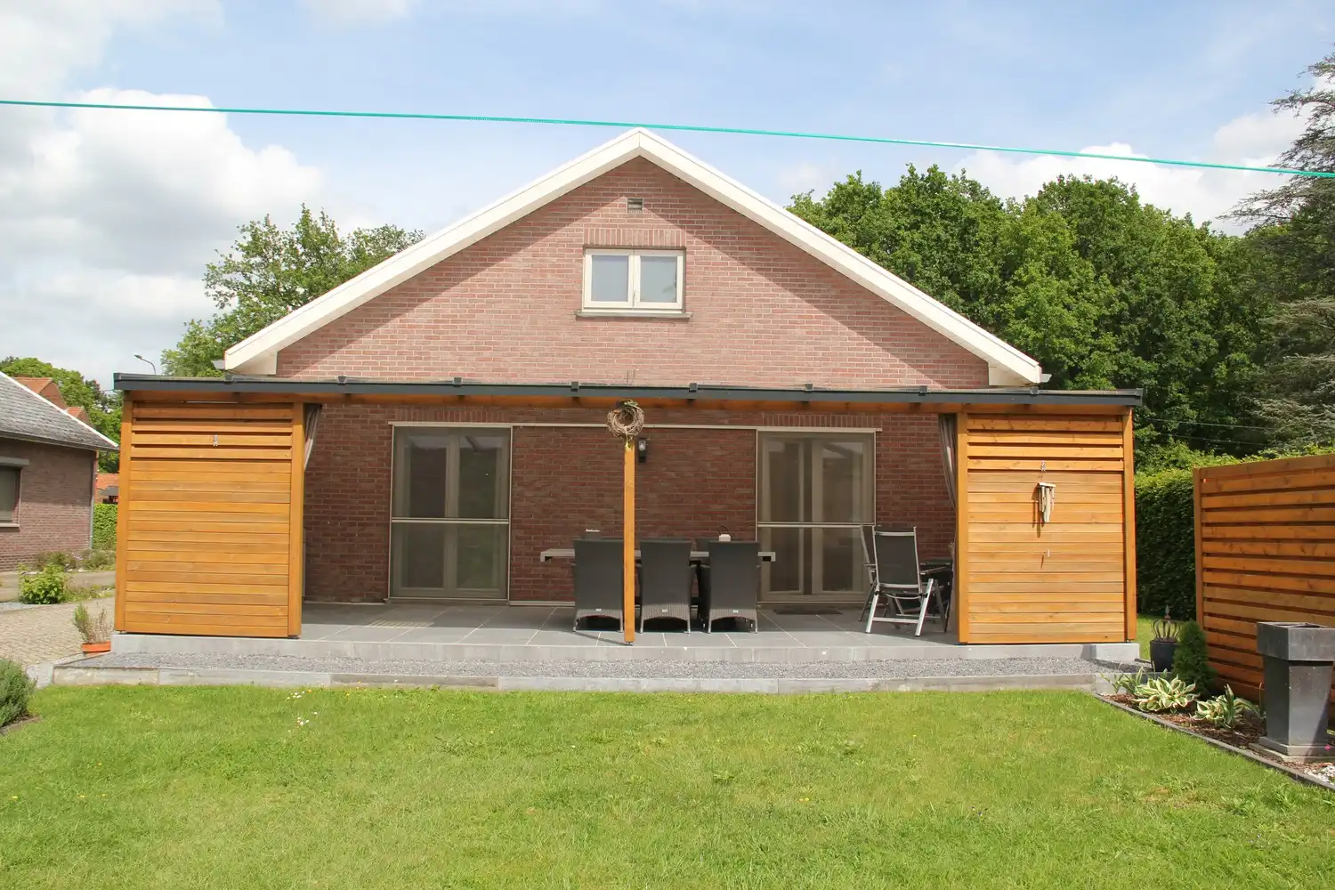 Instapklare gerenoveerde woning op 11a 75ca met prachtige, zuidgerichte tuin aan natuurgebied De Maten in Genk. foto 3