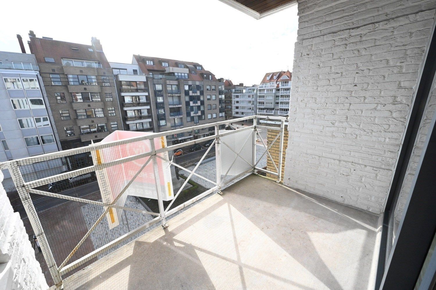 ONGEMEUBELD - NIEUW - Luxueus gerenoveerd appartement met 3 slaapkamers en met een OPEN ZICHT op het Burgemeester Frans Desmidtplein. foto 8