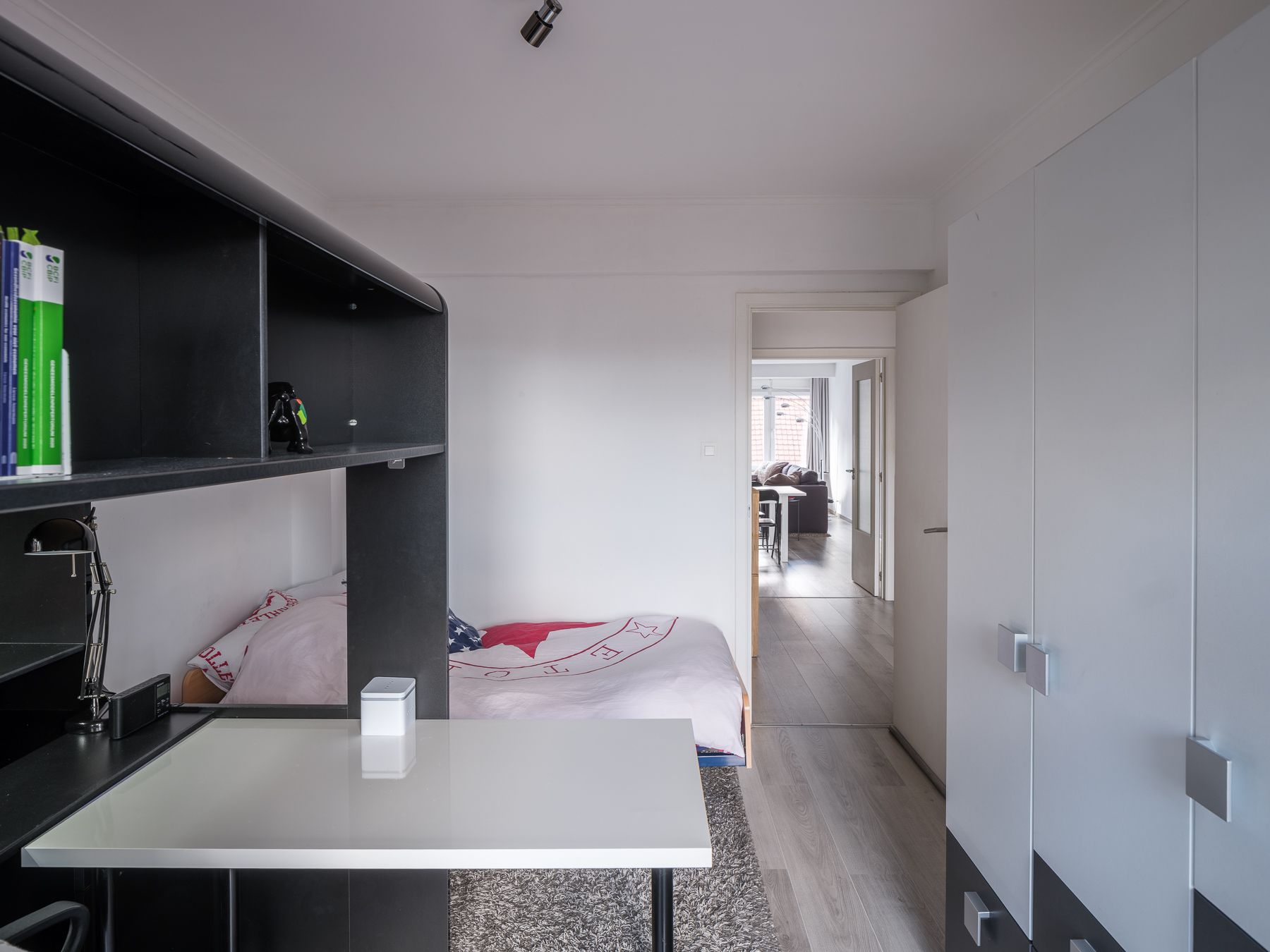 Instapklaar tweeslaapkamer appartement met garagebox foto 9