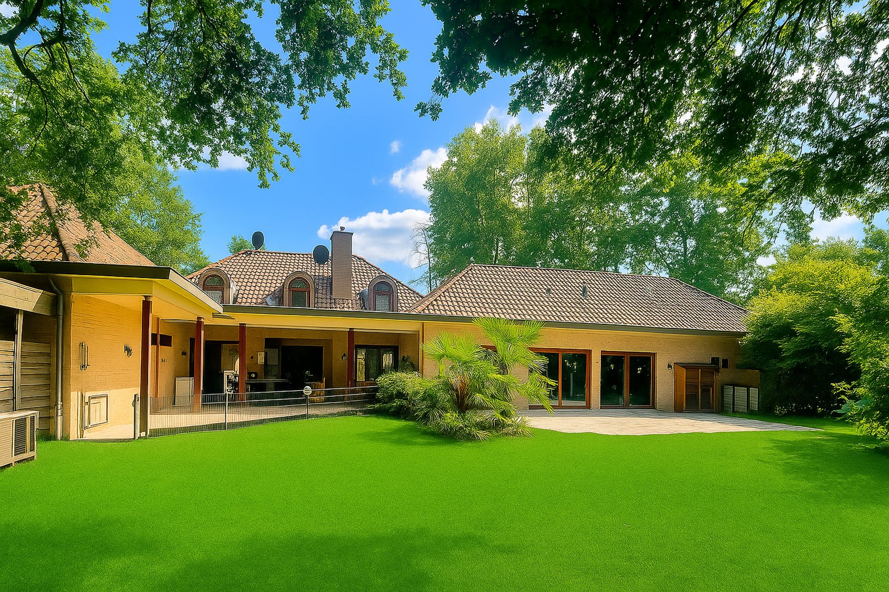 Riante villa met 5 slaapkamers, 4 badkamers en binnenzwembad foto {{pictureIndex}}