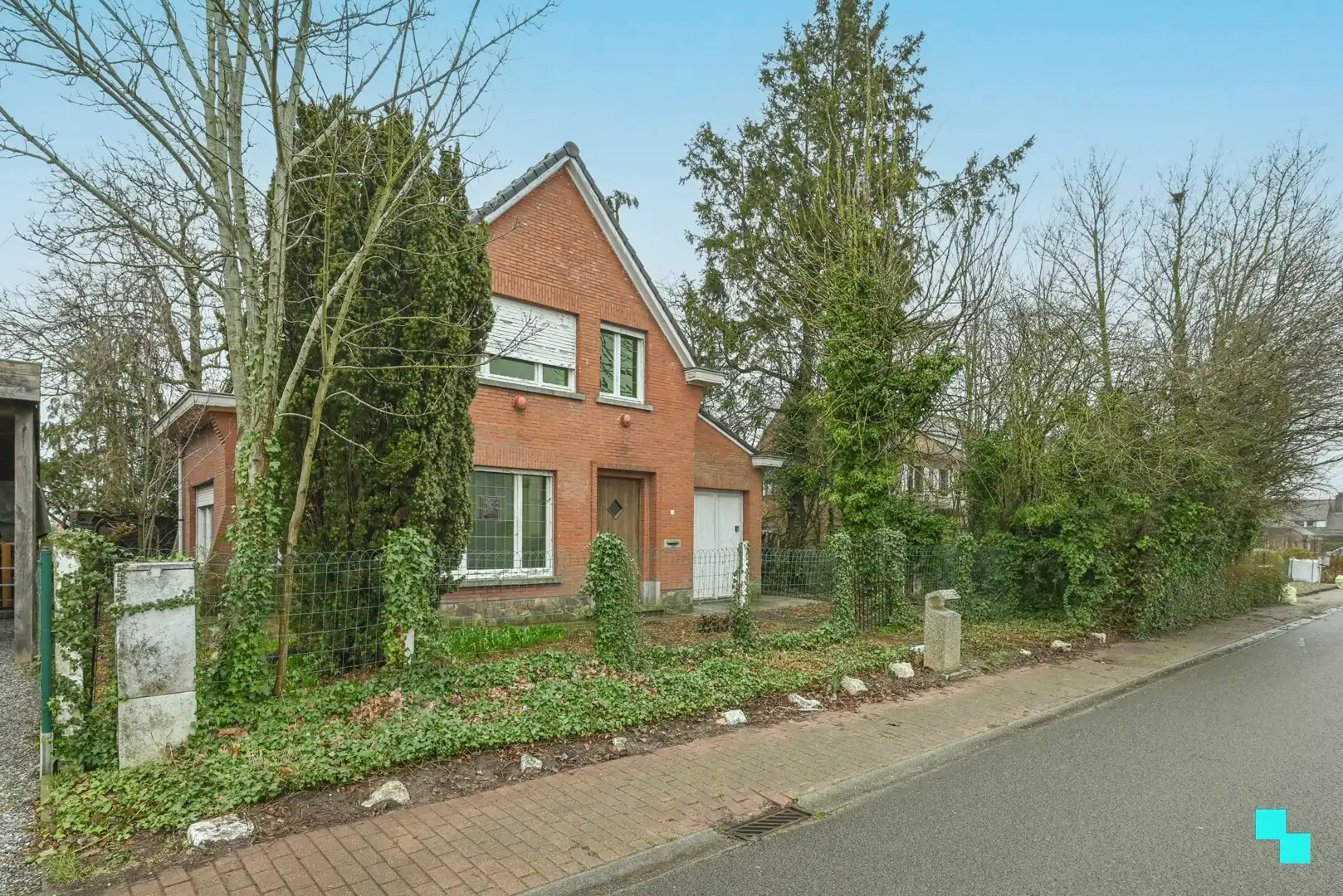 Hoofdfoto van de publicatie: Compleet te renoveren eengezinswoning met landelijke zichten en sterke bereikbaarheid te Izegem