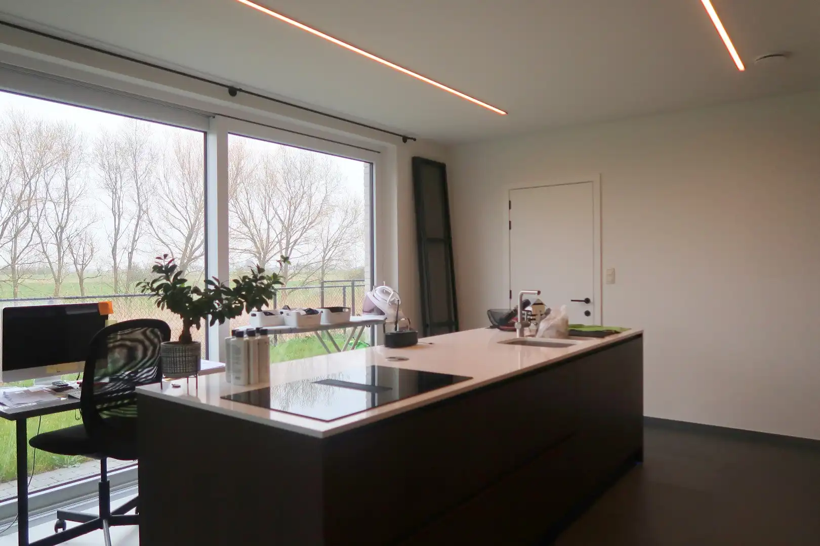 Moderne koppelwoning met 4 slaapkamers en prachtige vergezichten, omringd door groen foto 6