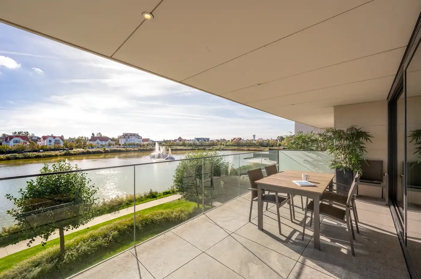 Uitzonderlijk ruim en breed appartement met zuidgericht terras en uniek zicht over het Zegemeer - dubbele garage foto {{pictureIndex}}