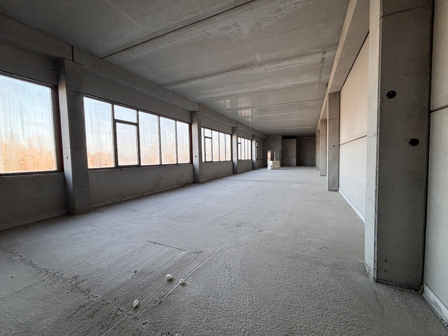 Logistieke bedrijfshal - 4069 m² - met mogelijkheid tot 1200 m² kantoren. Superligging! foto 7