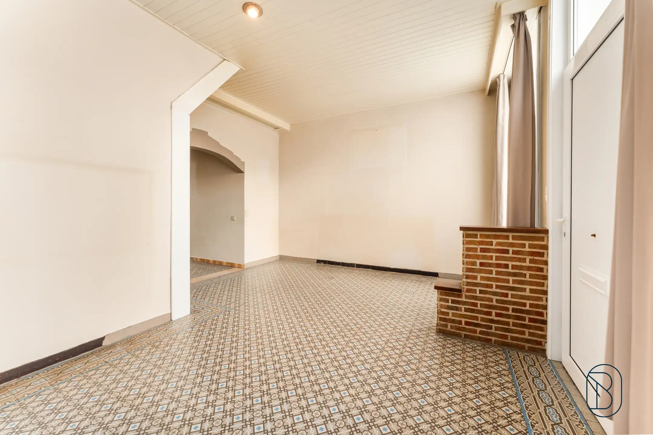 Topgelegen op te frissen woning met 5 slk en handige garage foto 3