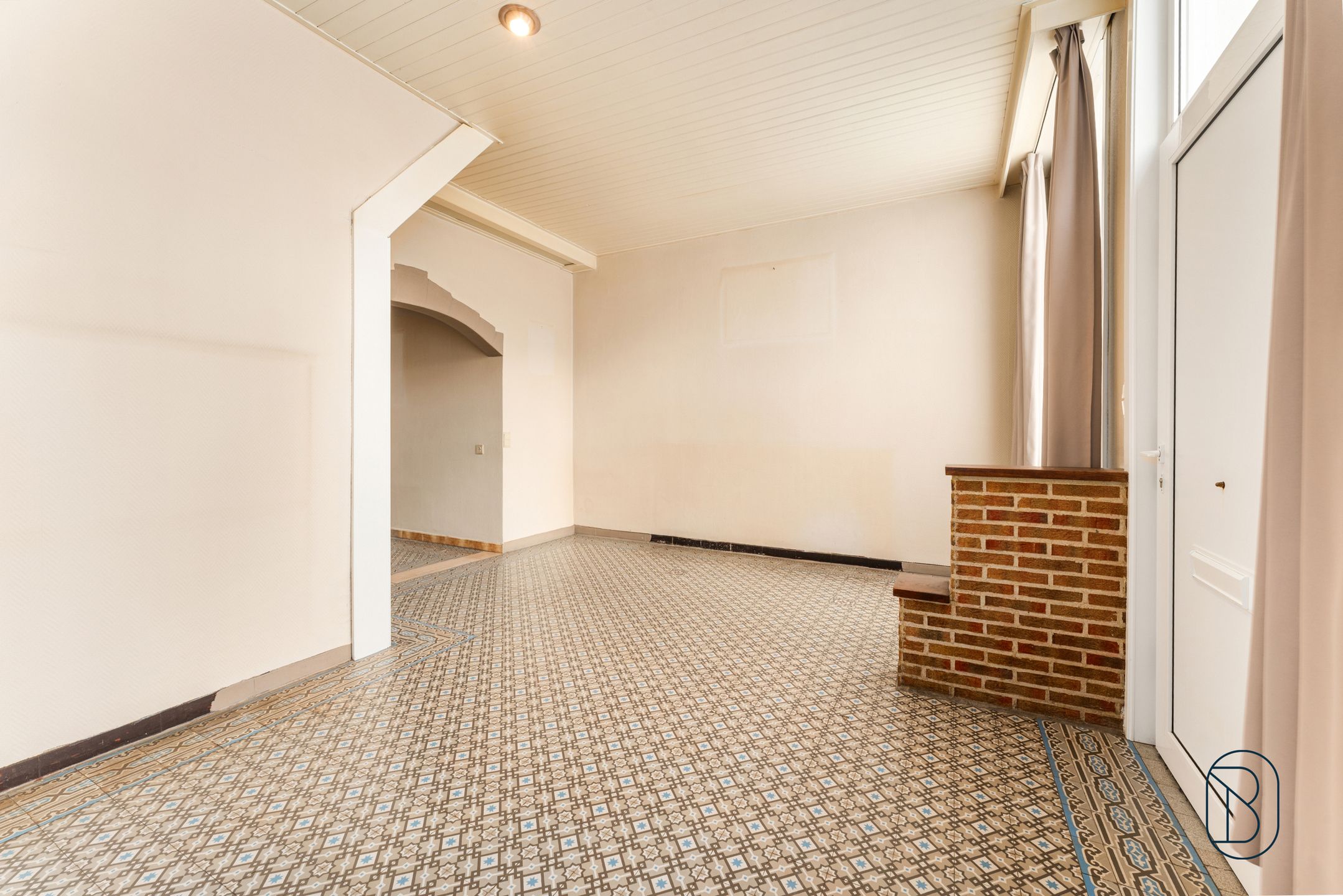 Topgelegen op te frissen woning met 5 slk en handige garage foto 3