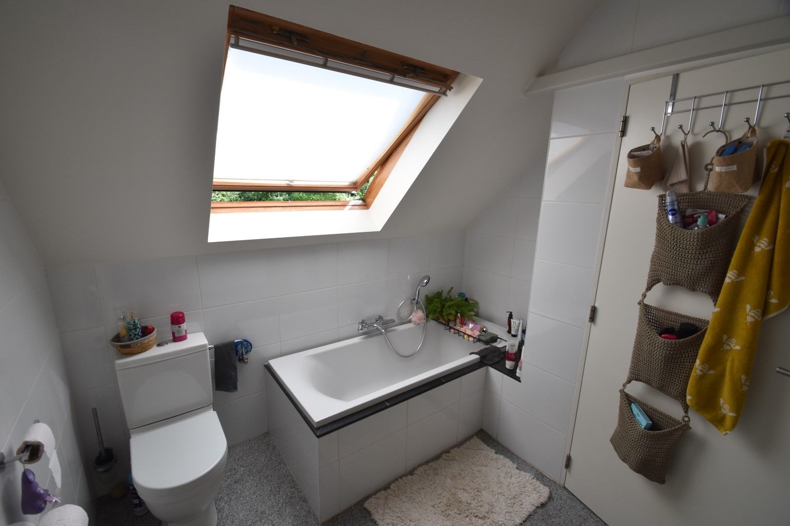Moderne woning in rustige straat foto 11