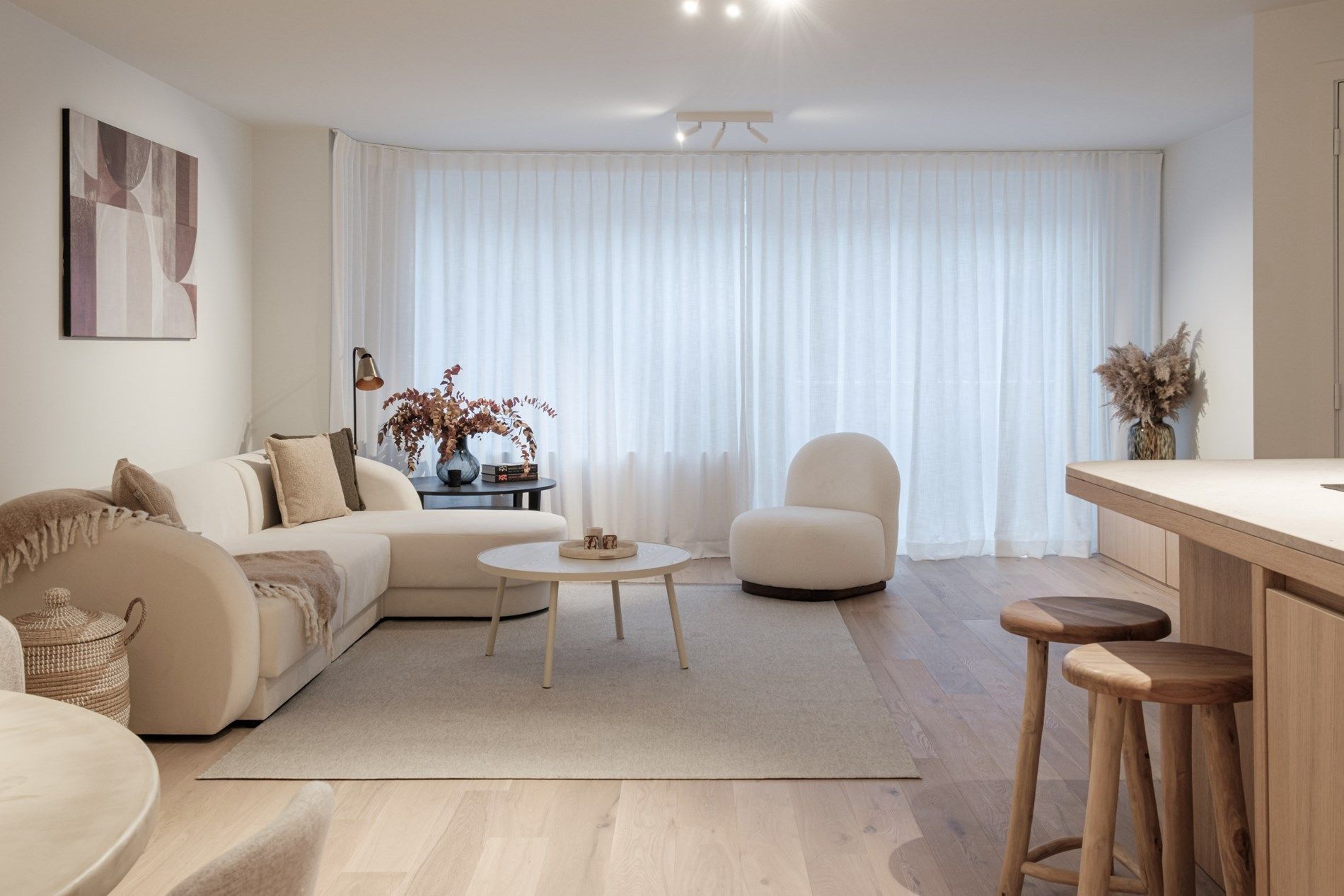 Prachtig en stijl gerenoveerd 3-slaapkamer appartement dat gelegen is naast de Lippenslaan, vlakbij de Zeedijk en alle commerciële voorzieningen in het centrum  foto 2