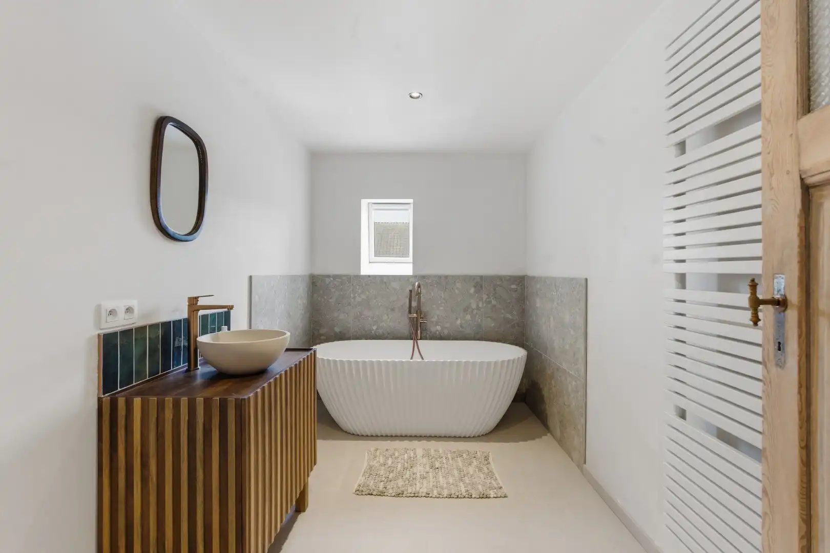 Exclusief gerenoveerde herenwoning met 4 slaapkamers, 2 badkamers en een adembenemende stadstuin. foto 32