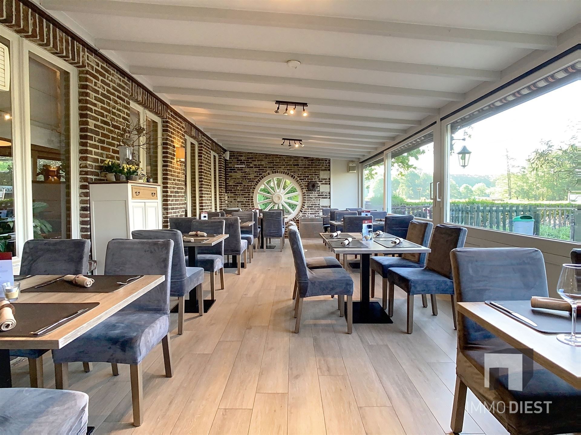 Brasserie - restaurant - feestzaal - privéwoonst foto 18