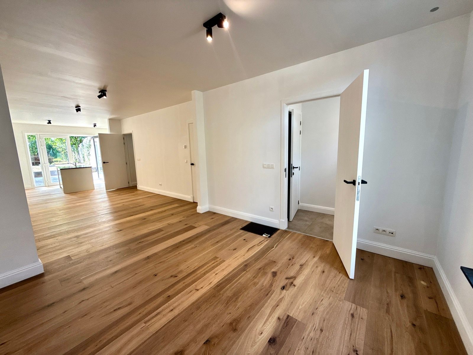 Gerenoveerde stadswoning met 3 slpks en riante tuin foto {{pictureIndex}}