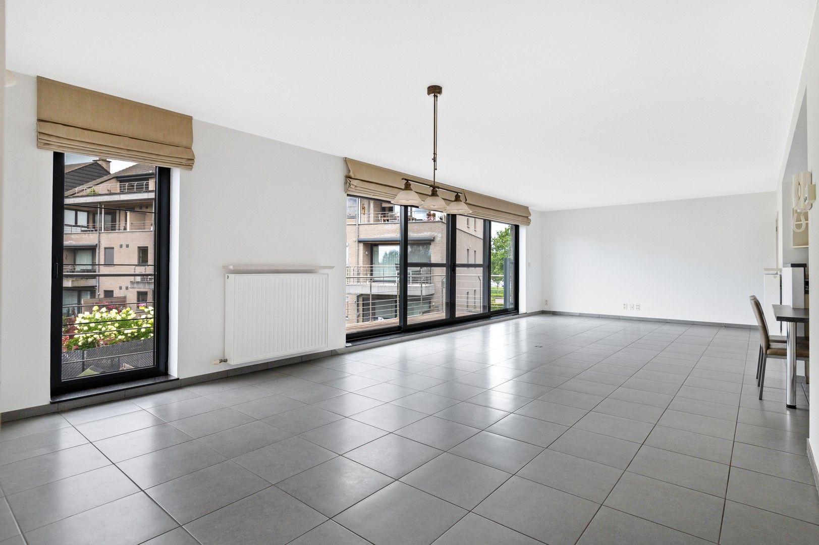 Lichtrijk en energiezuinig appartement met garage en terras. foto 4