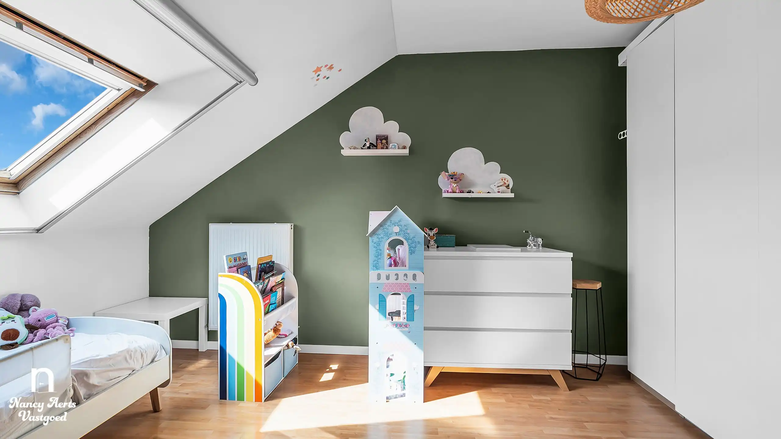 Ruime halfopen gezinswoning met 3 slk in een groene omgeving foto 12