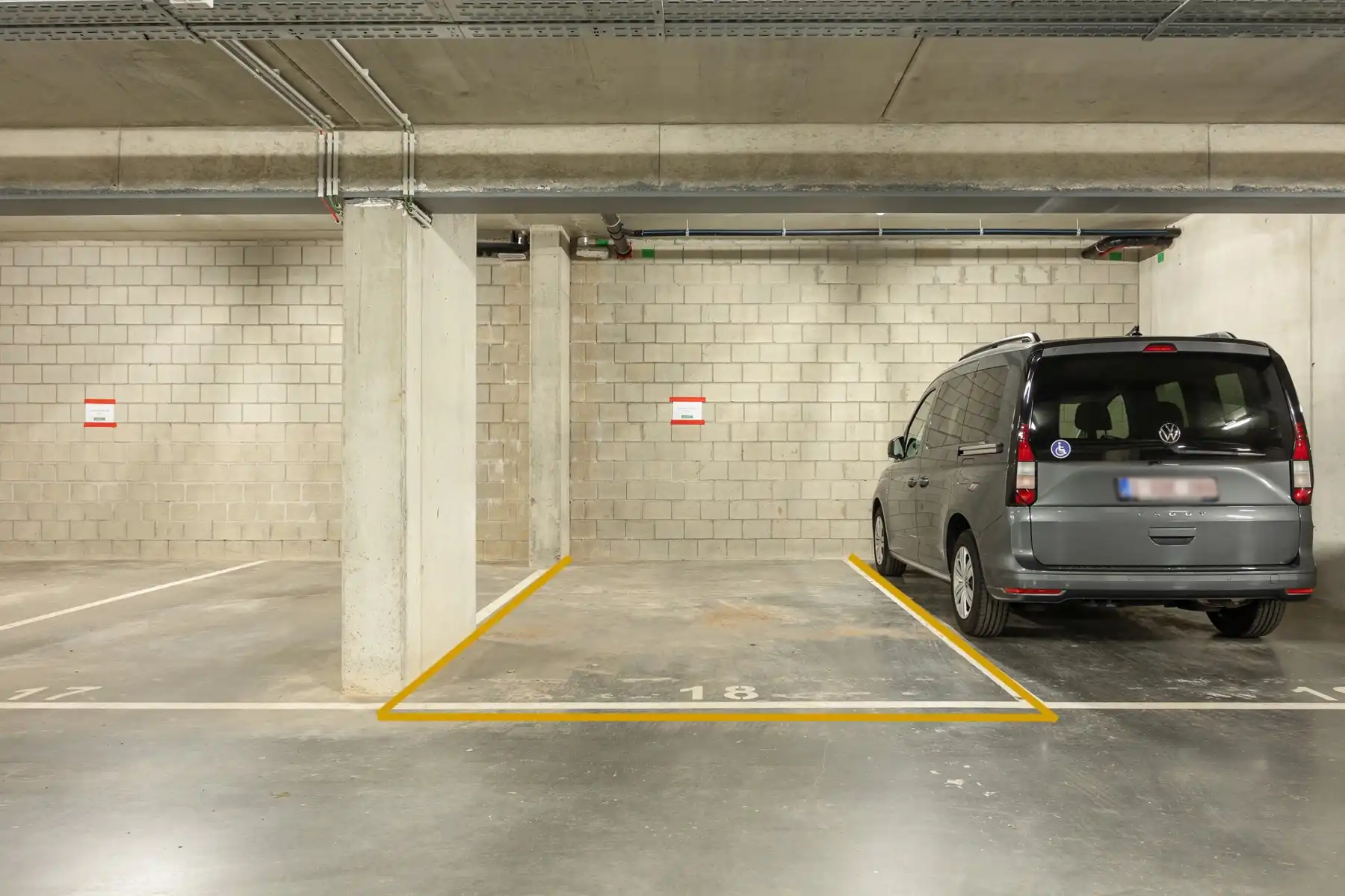 TWEE ONDERGR. AUTOSTANDPLAATSEN TE GENK (VLAKBIJ CENTRUM) foto 3
