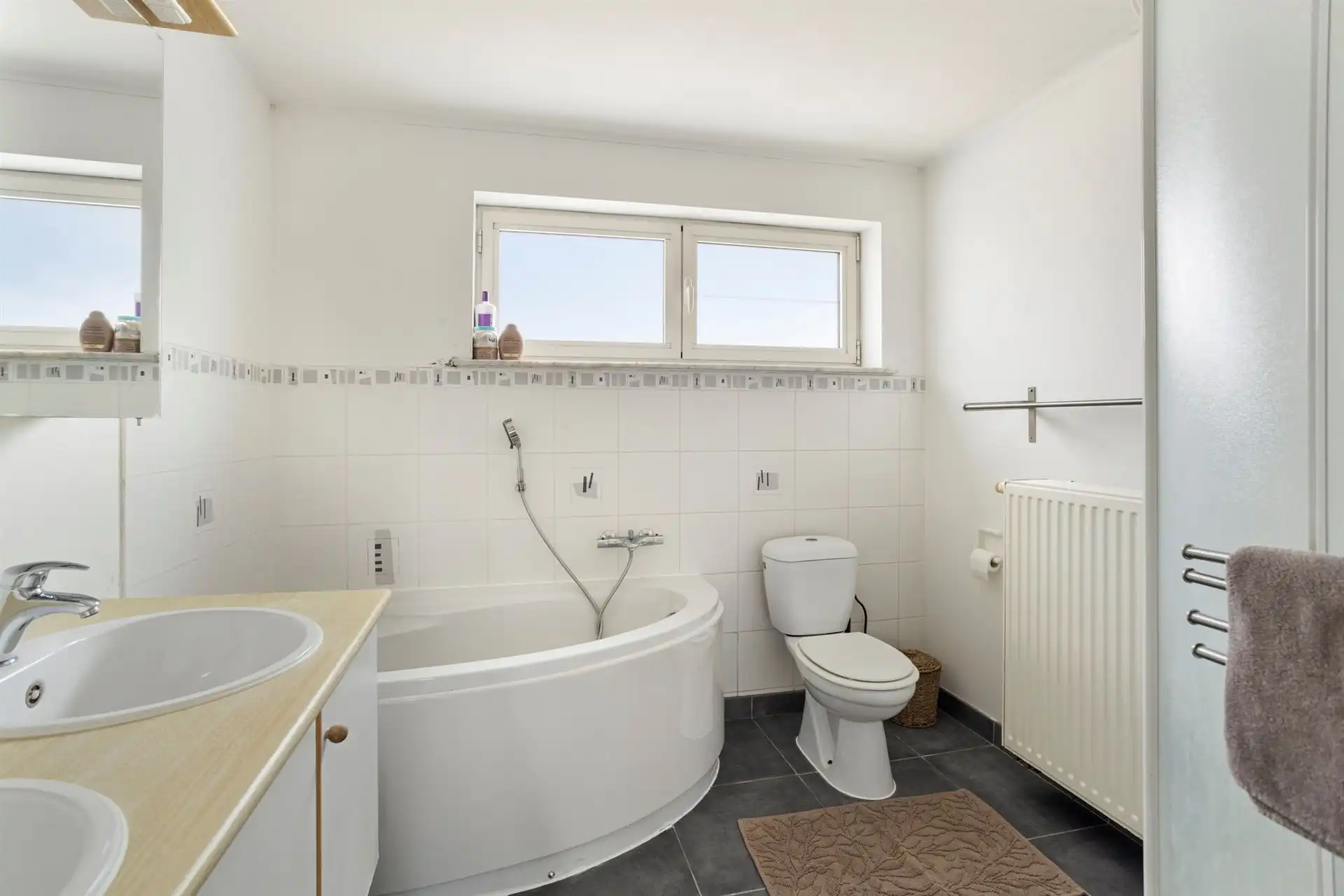 Instapklare woning met 3 slaapkamers en garage.  foto 16