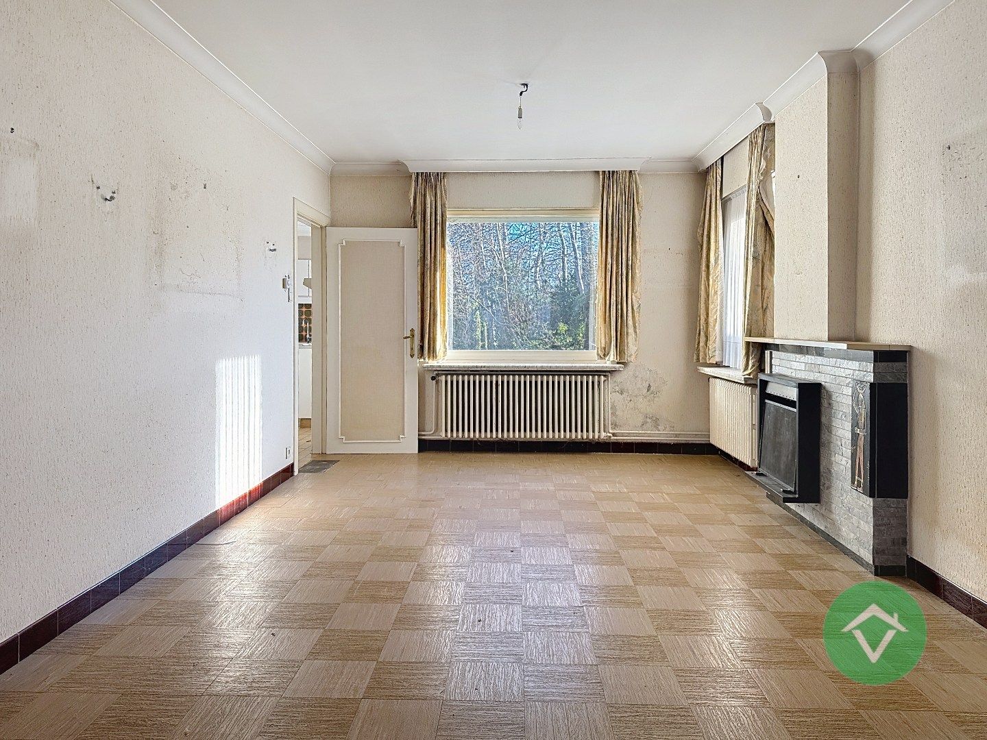 Alleenstaande woning met ruime tuin en sterke ligging nabij alle voorzieningen te Zedelgem. foto 4