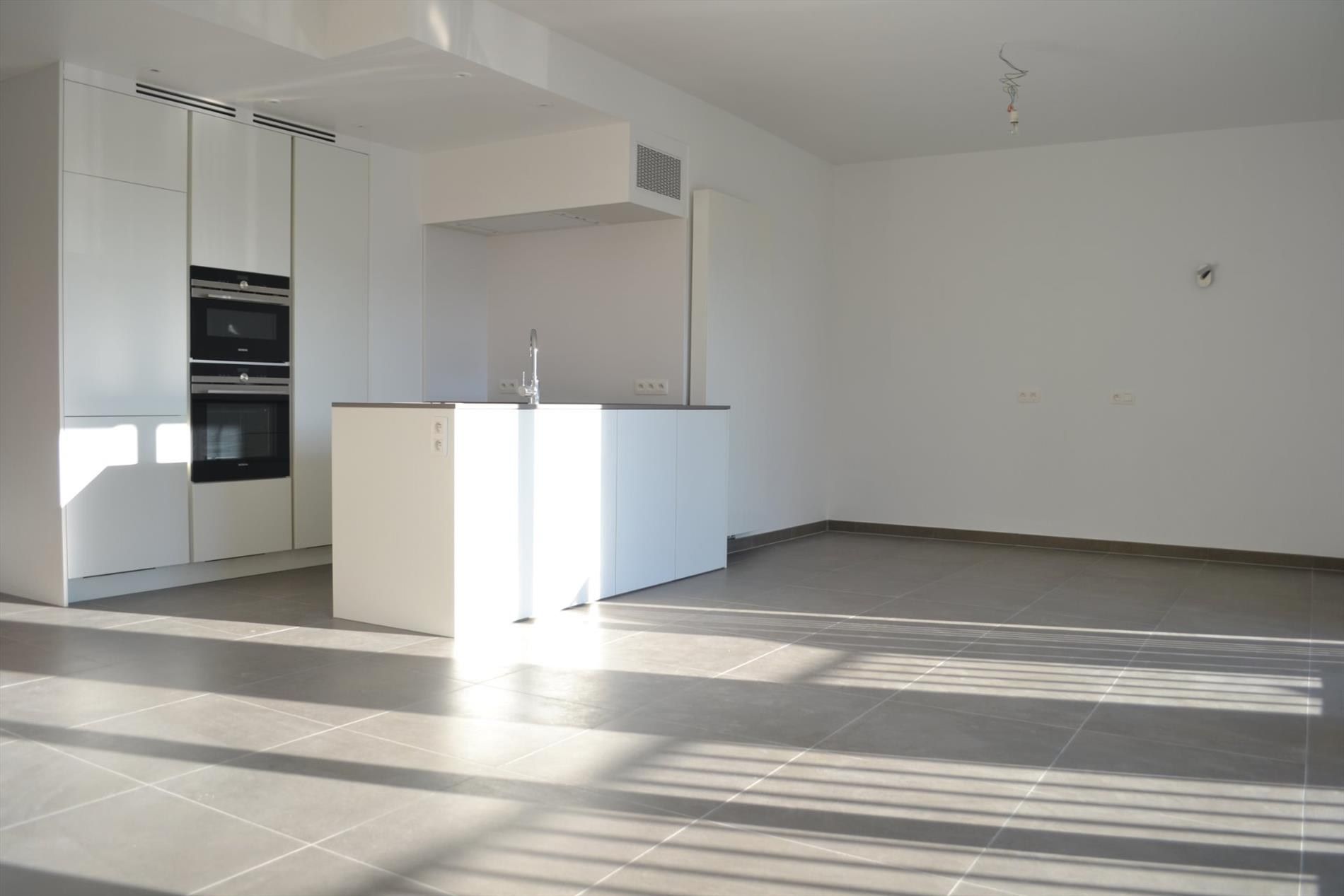 Recent appartement met 2 slaapkamers, 2 terrassen en garagebox te huur in Gullegem foto 2