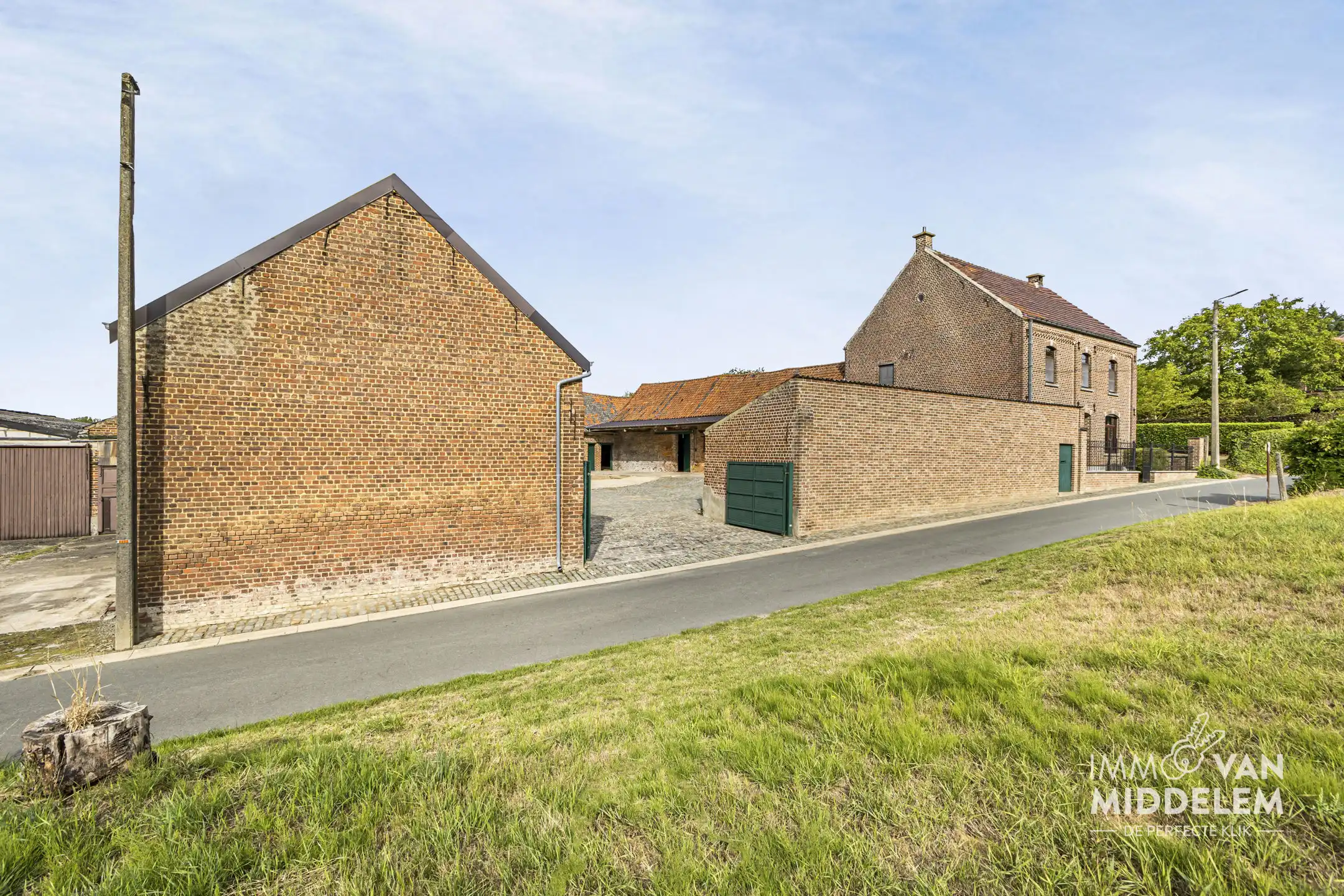 LANDELIJKE HOEVE MET BIJGEBOUWEN op ± 8,35 HECTAREN foto 6