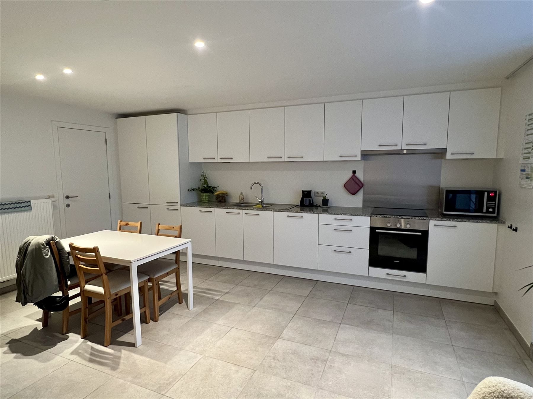 Goed gelegen eigentijds appartement foto 3