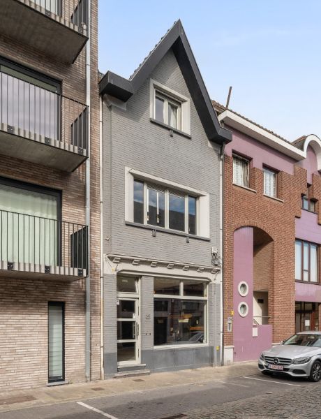 Woning met handelsruimte/bureel foto {{pictureIndex}}