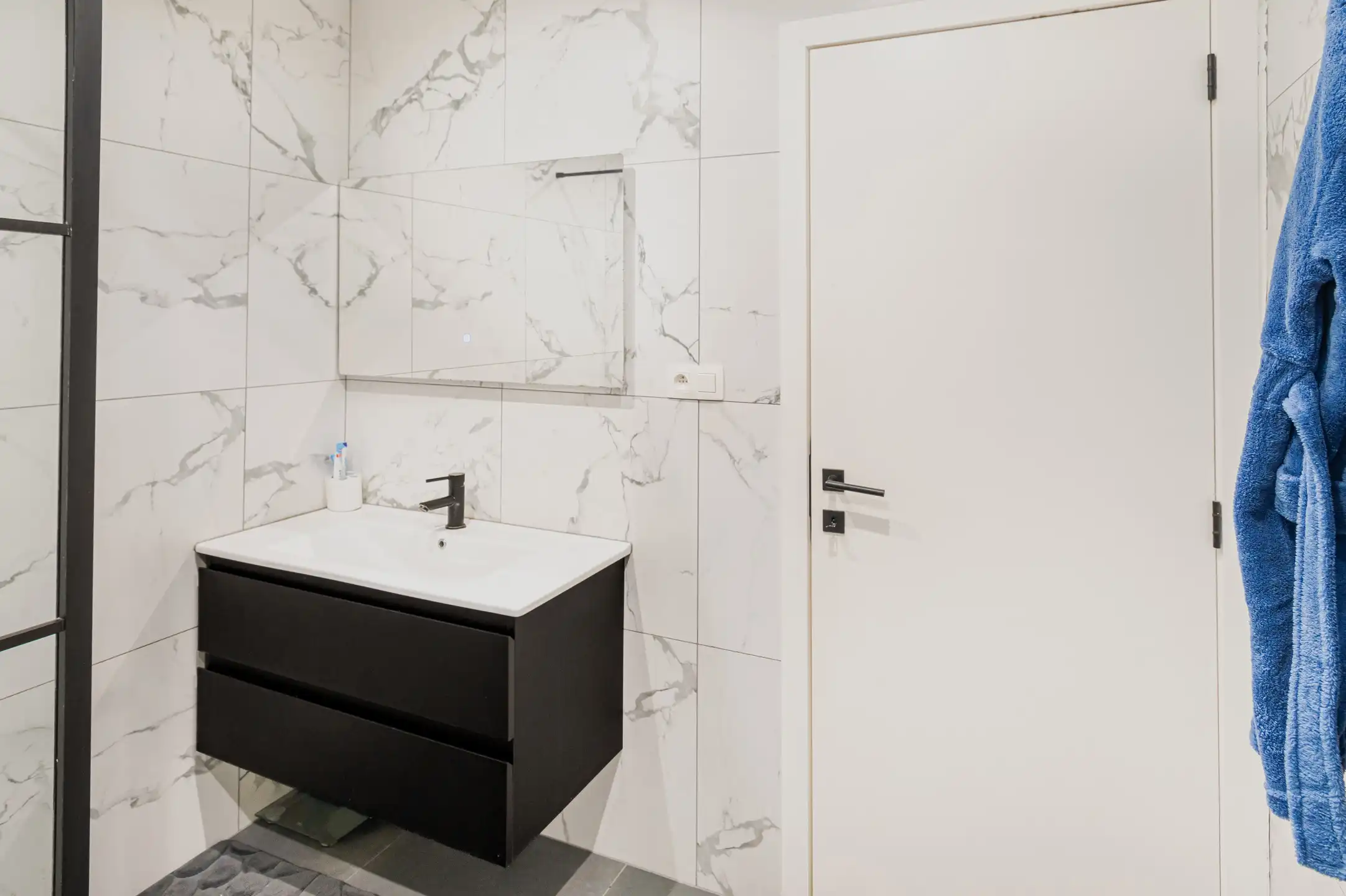 Instapklaar duplex appartement met terras in Willebroek foto 9