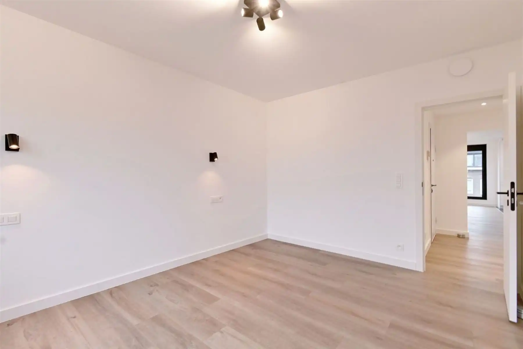 Gerenoveerd BEN-appartement te Berchem! foto 12