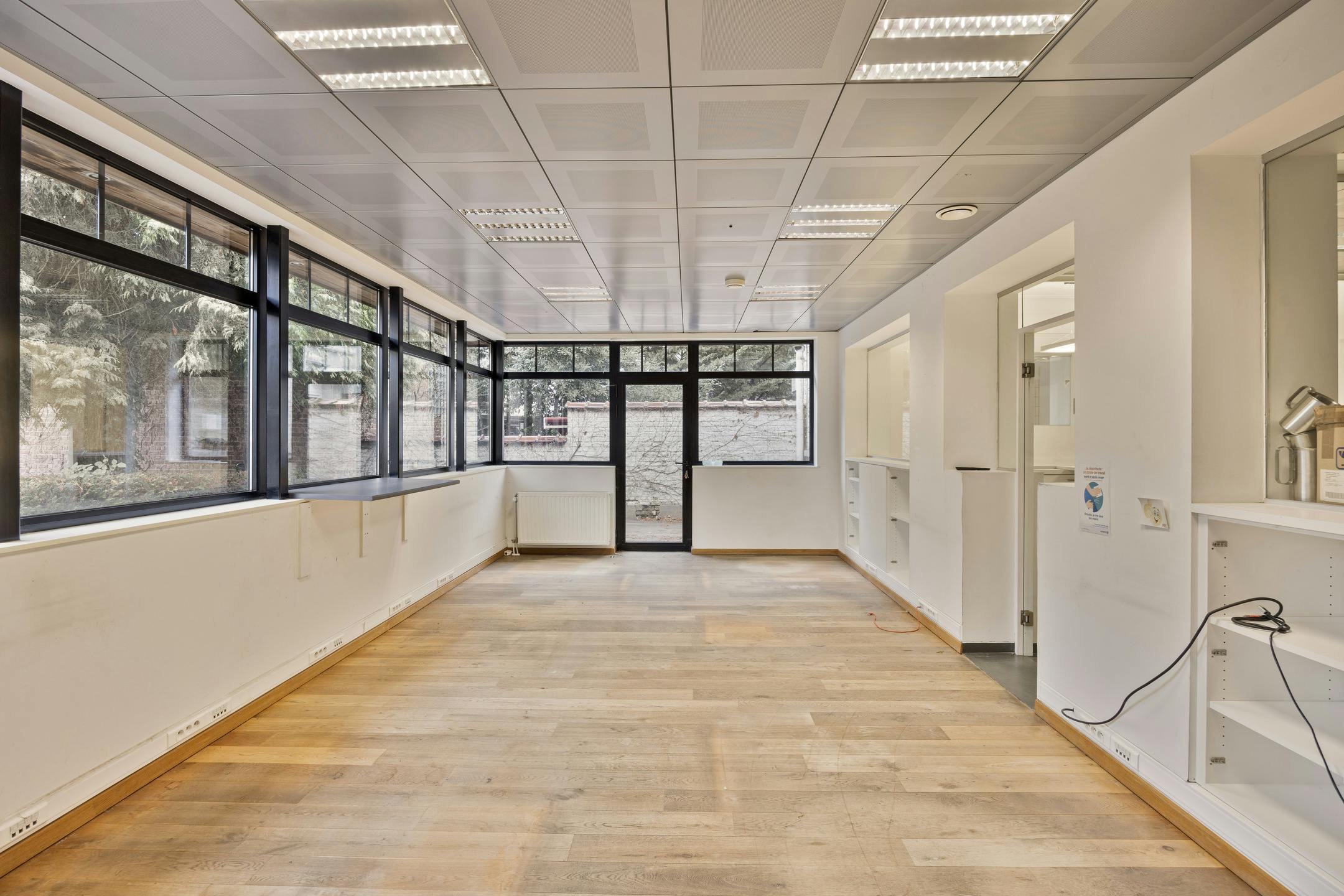 Commerciële ruimte met duplex-appartement te koop in Evere foto 7