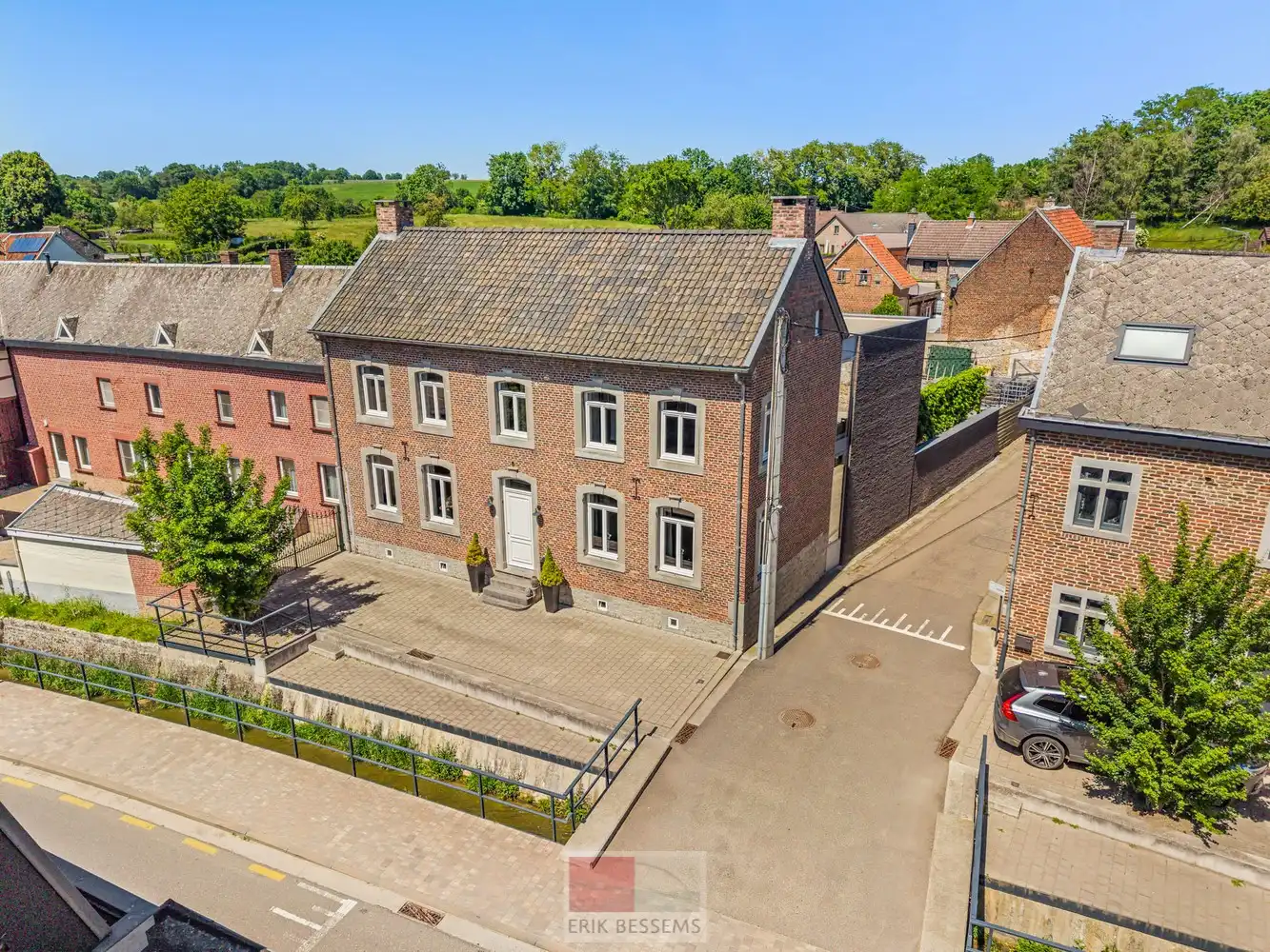 Prachtig authentiek herenhuis met ruime loods en garage in de Voerstreek! foto {{pictureIndex}}