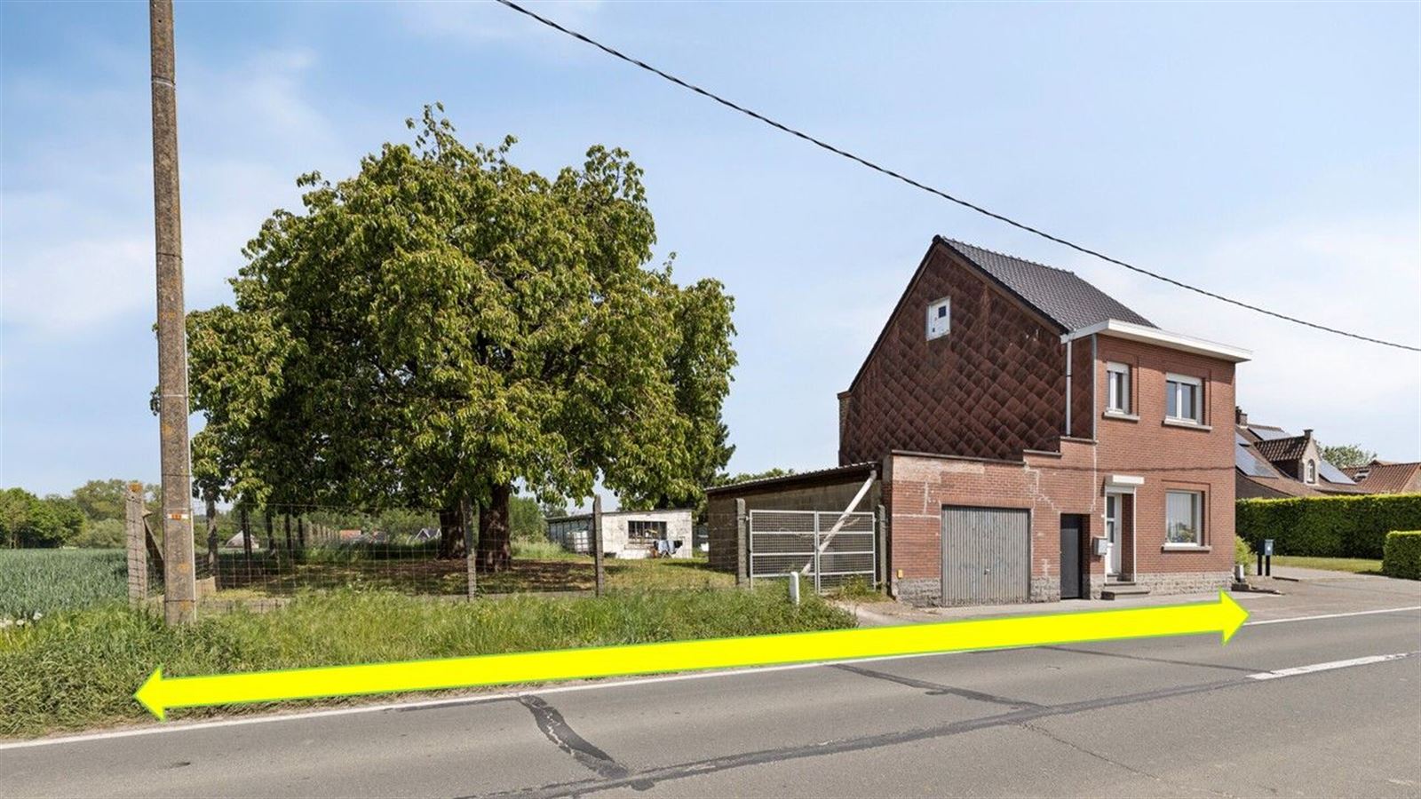 Hoofdfoto van de publicatie: Verder te renoveren woning met grote tuin! 