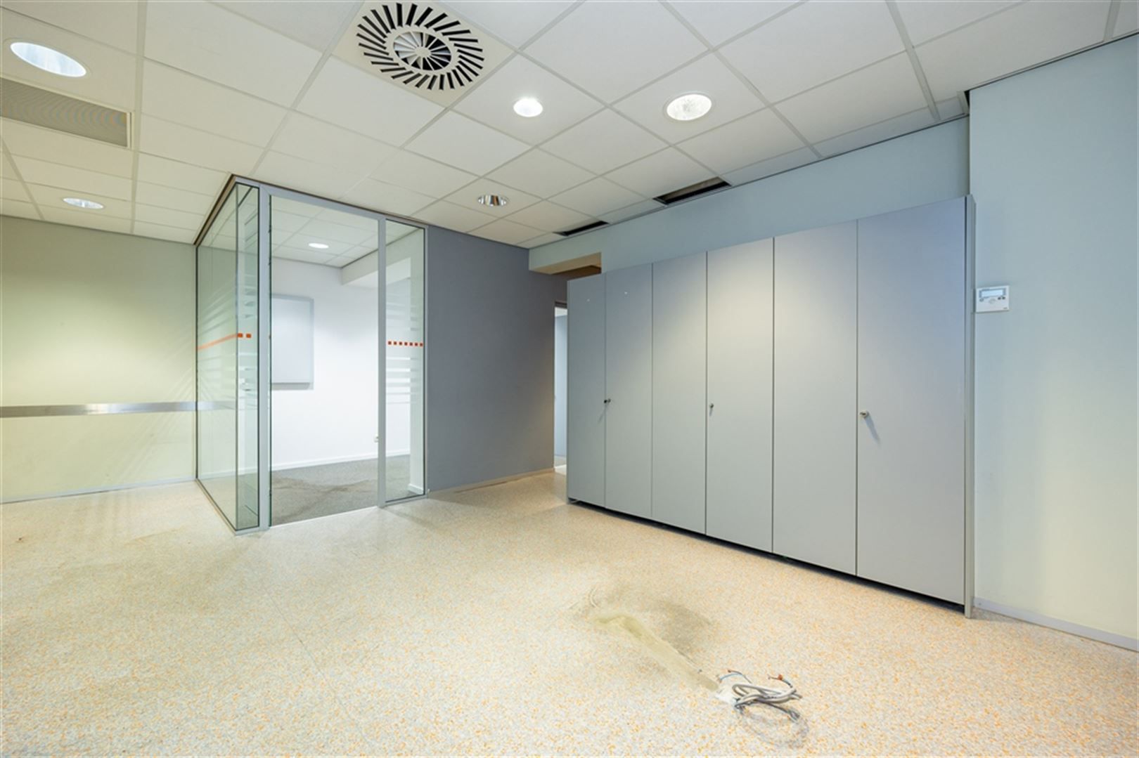 Voormalig bankkantoor te huur op de Diksmuidelaan foto 2