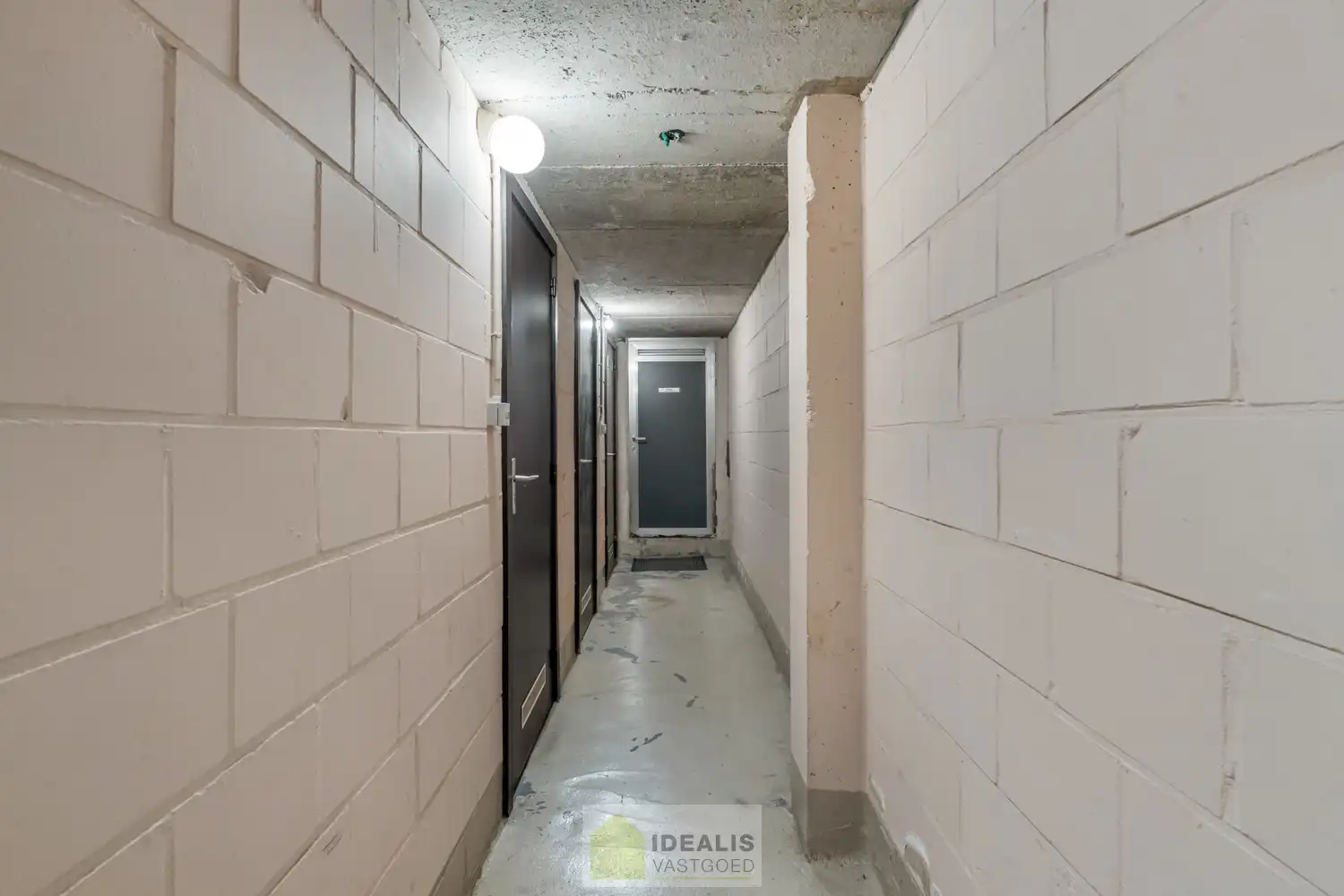 IDEALIS VASTGOED – CENTRAAL, DOCH ZEER RUSTIG GELEGEN 3-SLPKMR APPARTEMENT IN HET CENTRUM VAN HEPPEN (LEOPOLDSBURG)! – Correct onderhouden appartement van ca. 100m² op de tweede verdieping met een aangename leefruimte met aansluitend keuken, 3 slaapkamers, bergruimte en badkamer. Het appartement beschikt tevens over een privatieve kelder en aparte garagebox. Geschikt voor zij die zoeken naar betaalbaar wonen in het centrum van Heppen. foto 20