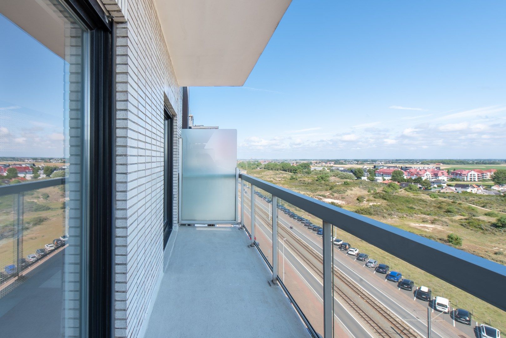 Uniek gerenoveerd doorloopappartement met frontaal zeezicht in residentie Pearl Beach te Middelkerke foto 15