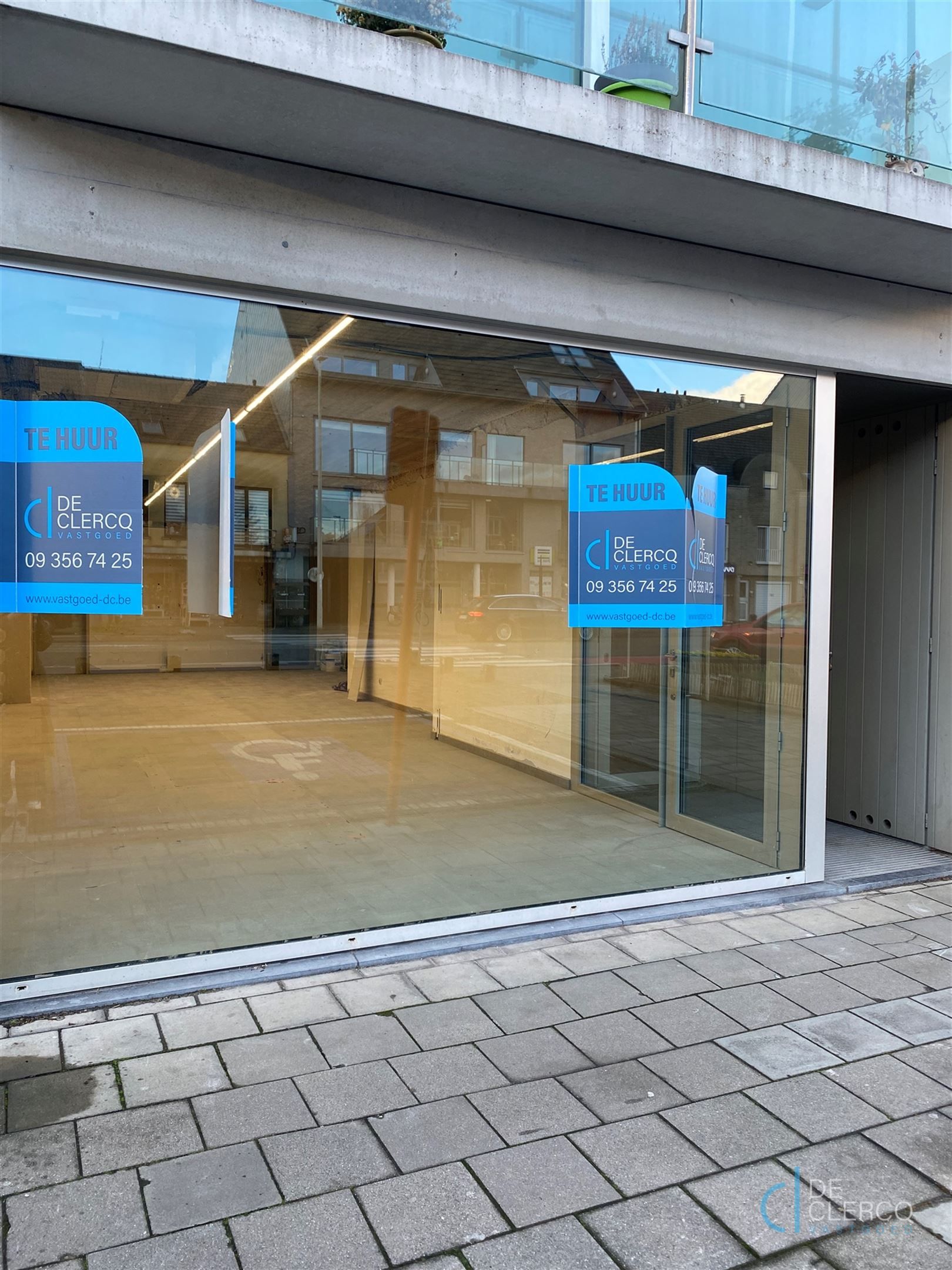 Ruim kantoor met parking te huur in centrum Lochristi!  foto {{pictureIndex}}