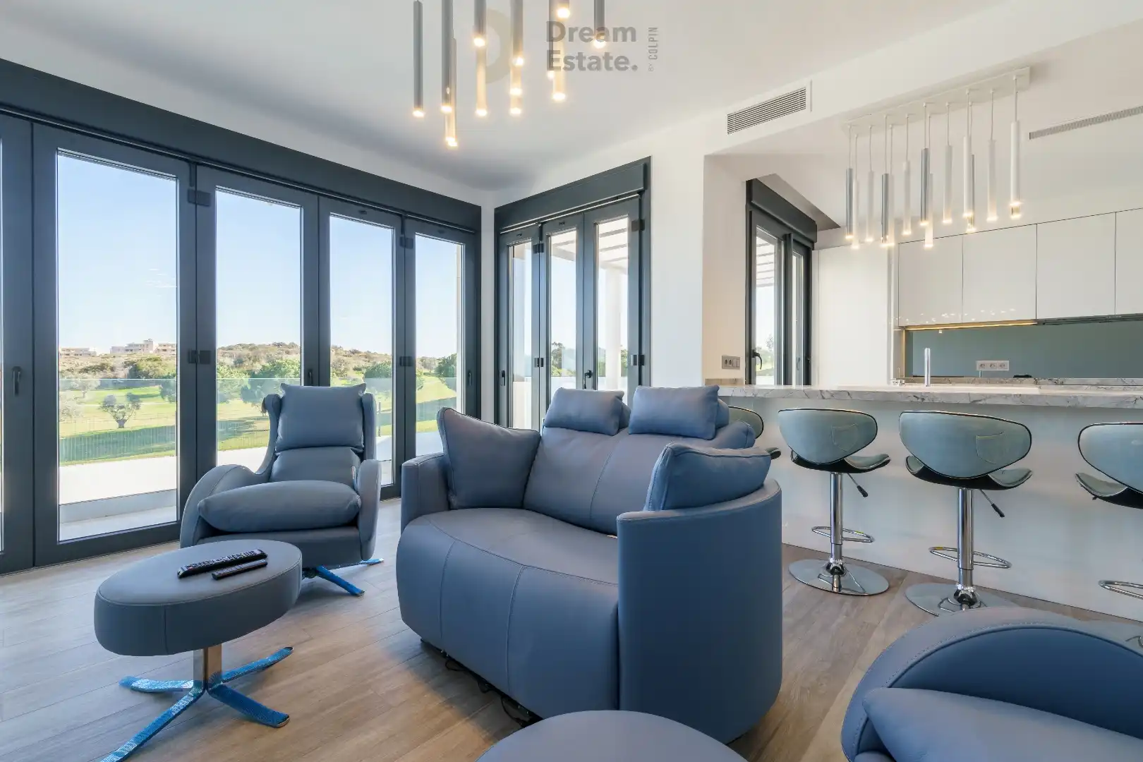 Nieuwbouwwoningen (nog slechts 2) tegenover de golf met zicht naar zee te Mijas. foto 14