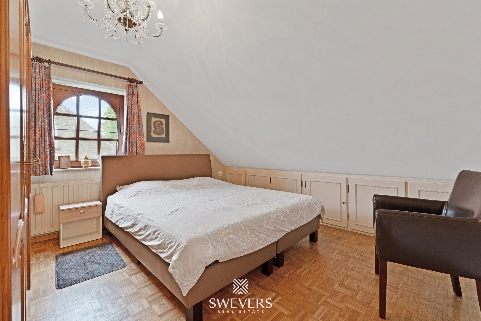 Ruime woning ( 345 m2 ) met 4 SLPK op prachtig perceel van 21a50ca foto 16