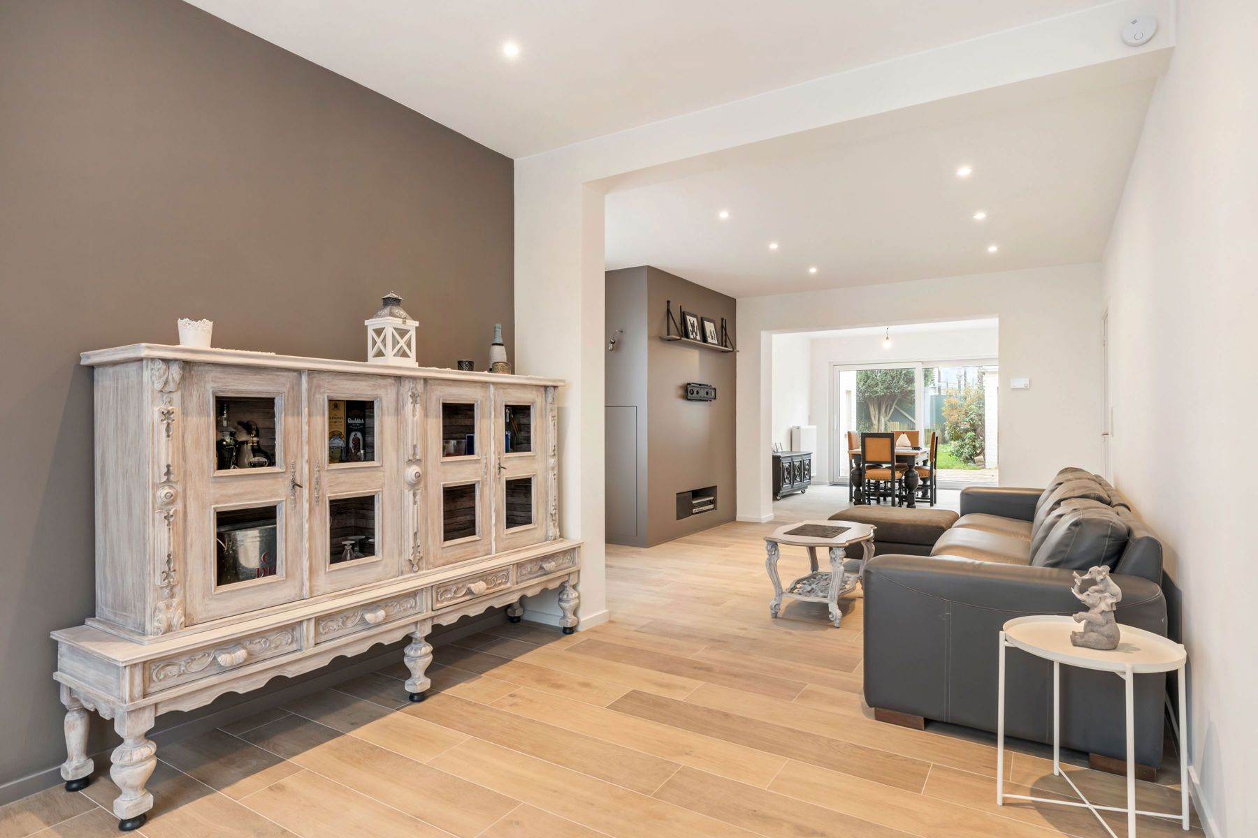 Charmante gerenoveerde woning met ruime garage & magazijn foto 2