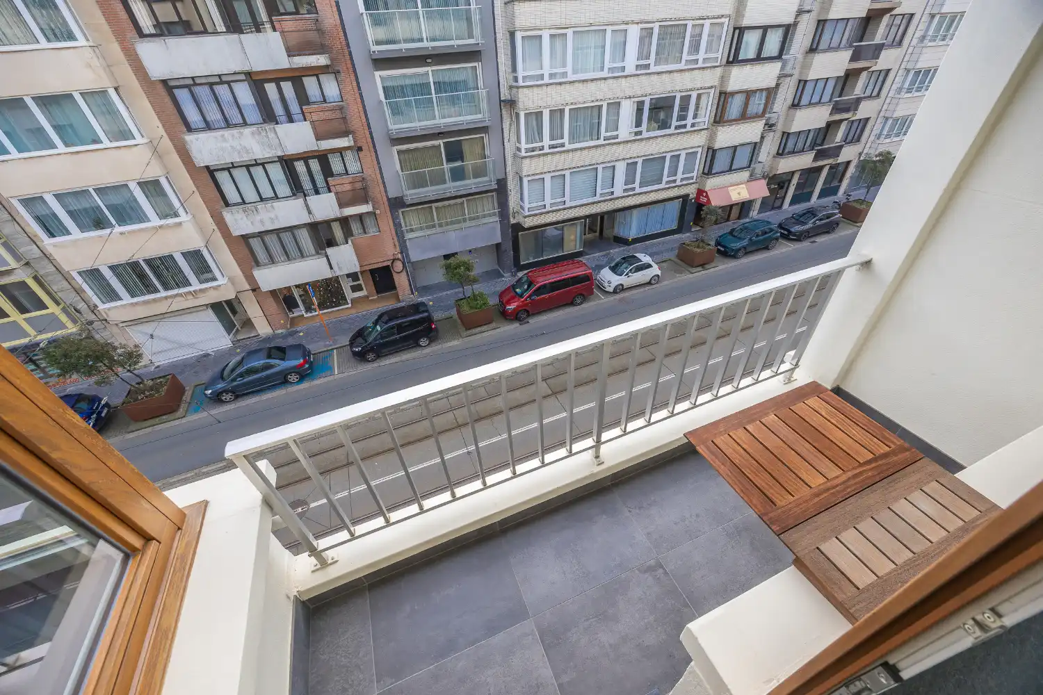 Gerenoveerd 2-slaapkamer appartement met inpandige garage in hartje Oostende foto 12