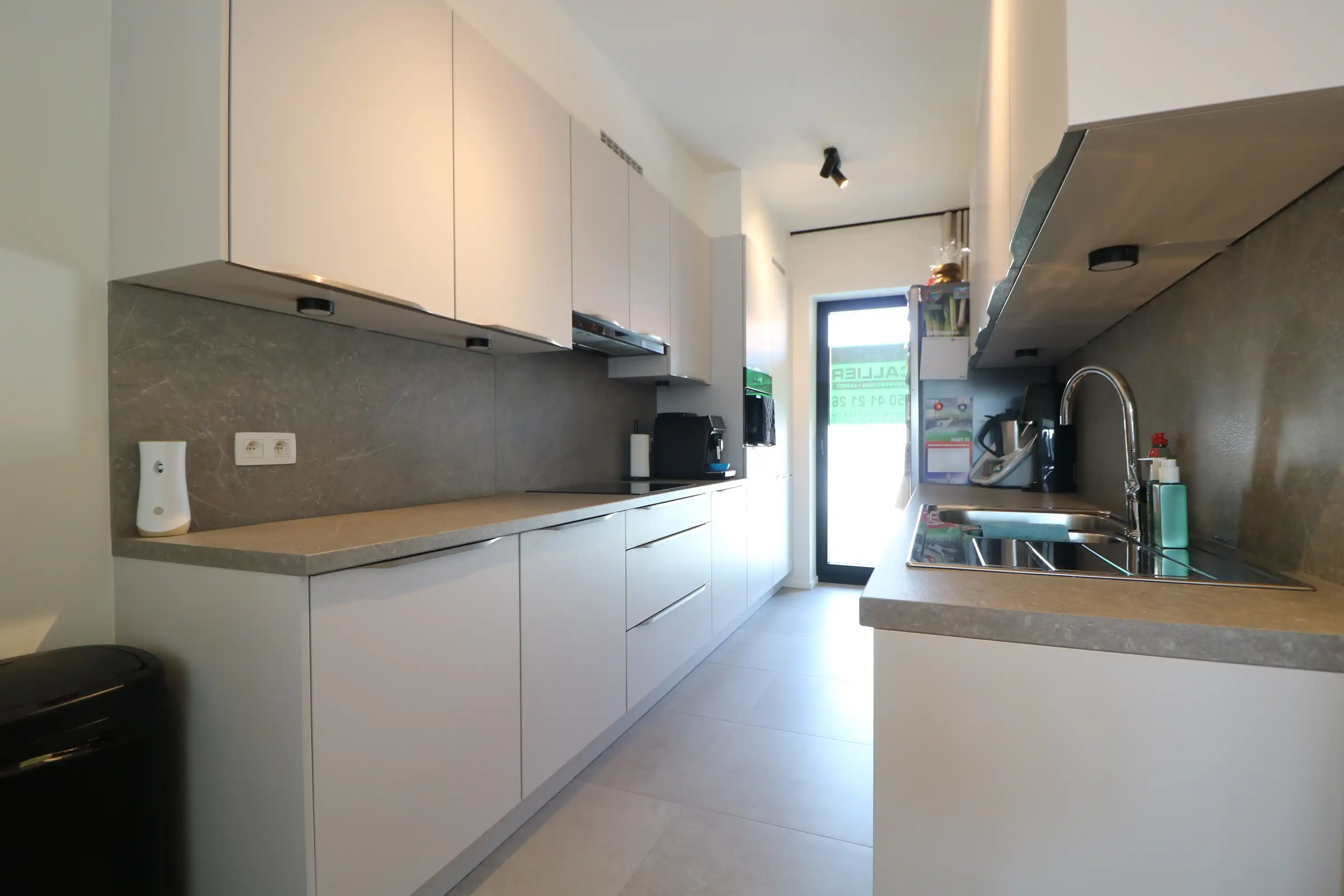 Nieuwbouw appartement met 2 zeer grote slaapkamers, terras én autostaanplaats. foto 3