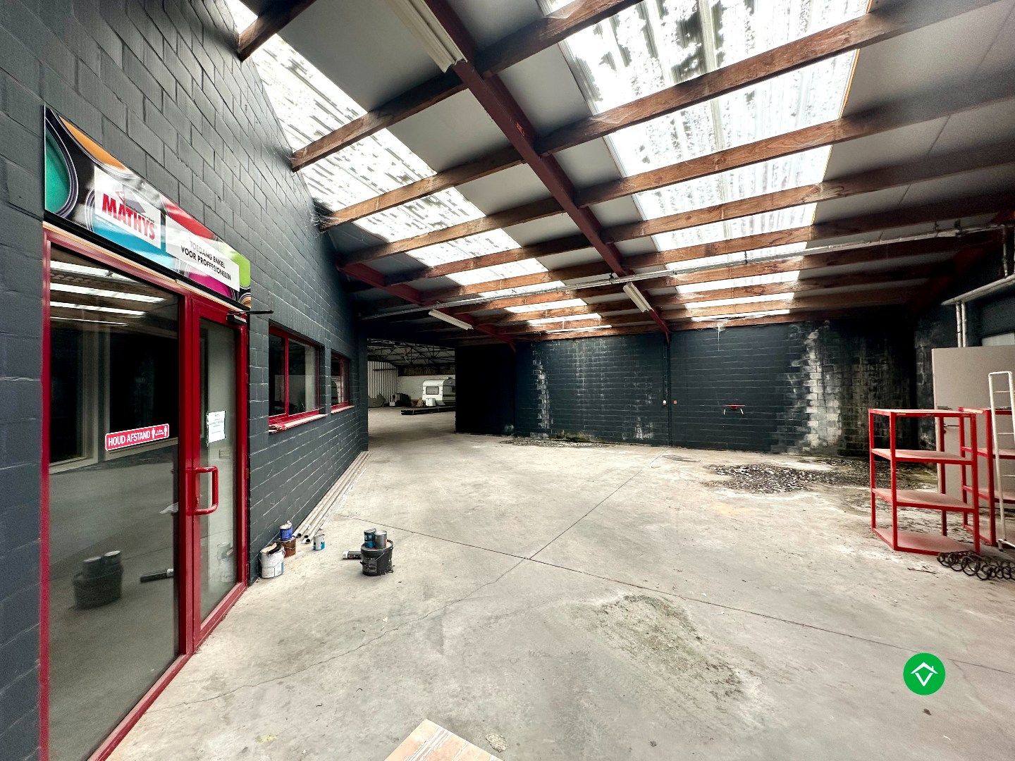 Ruime opslagruimte met uitstekende ligging en maximale visibiliteit in Torhout foto 19