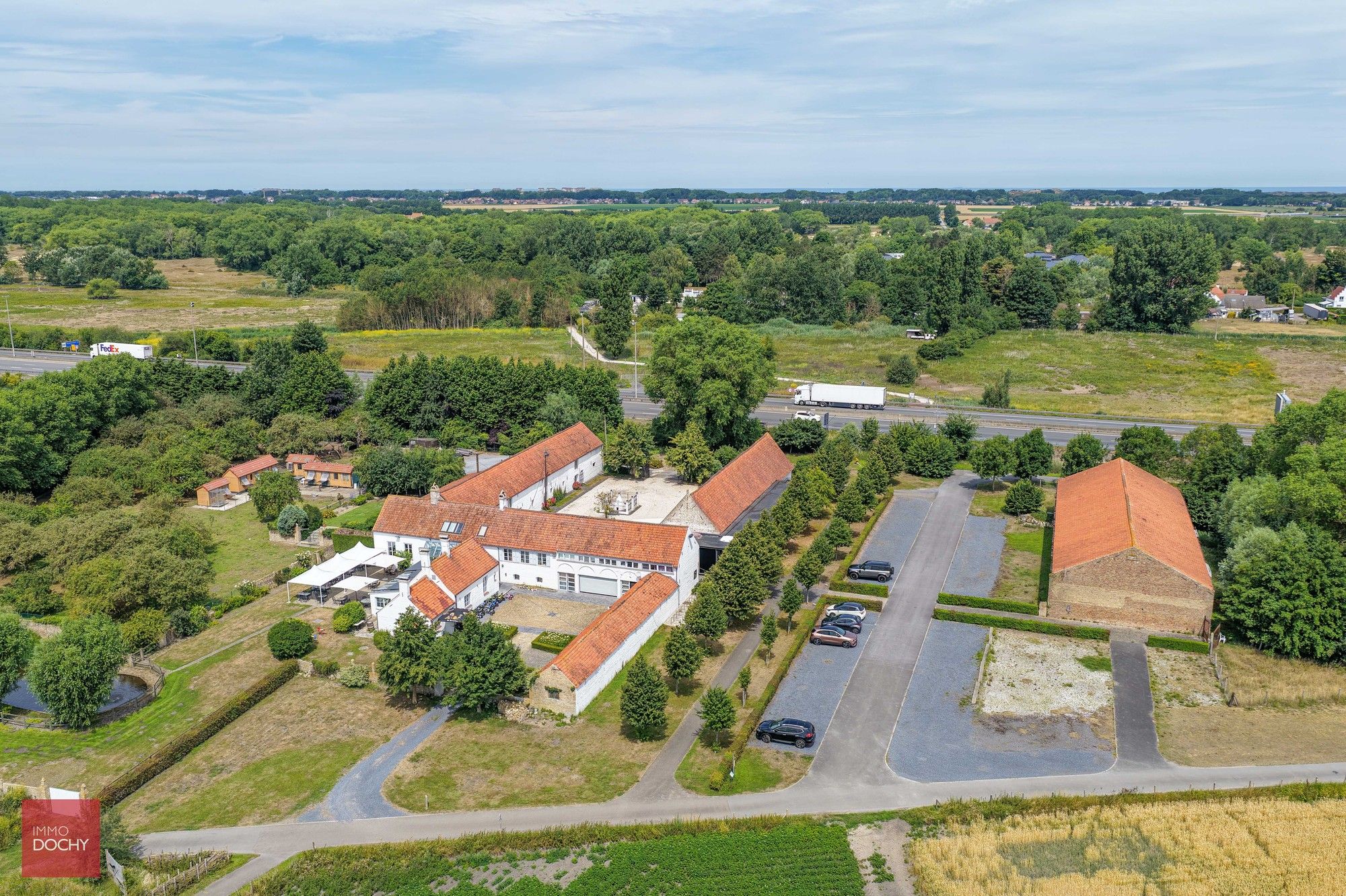 Unieke hoeve met uitbatingsmogelijkheden op de grens met Frankrijk foto 3