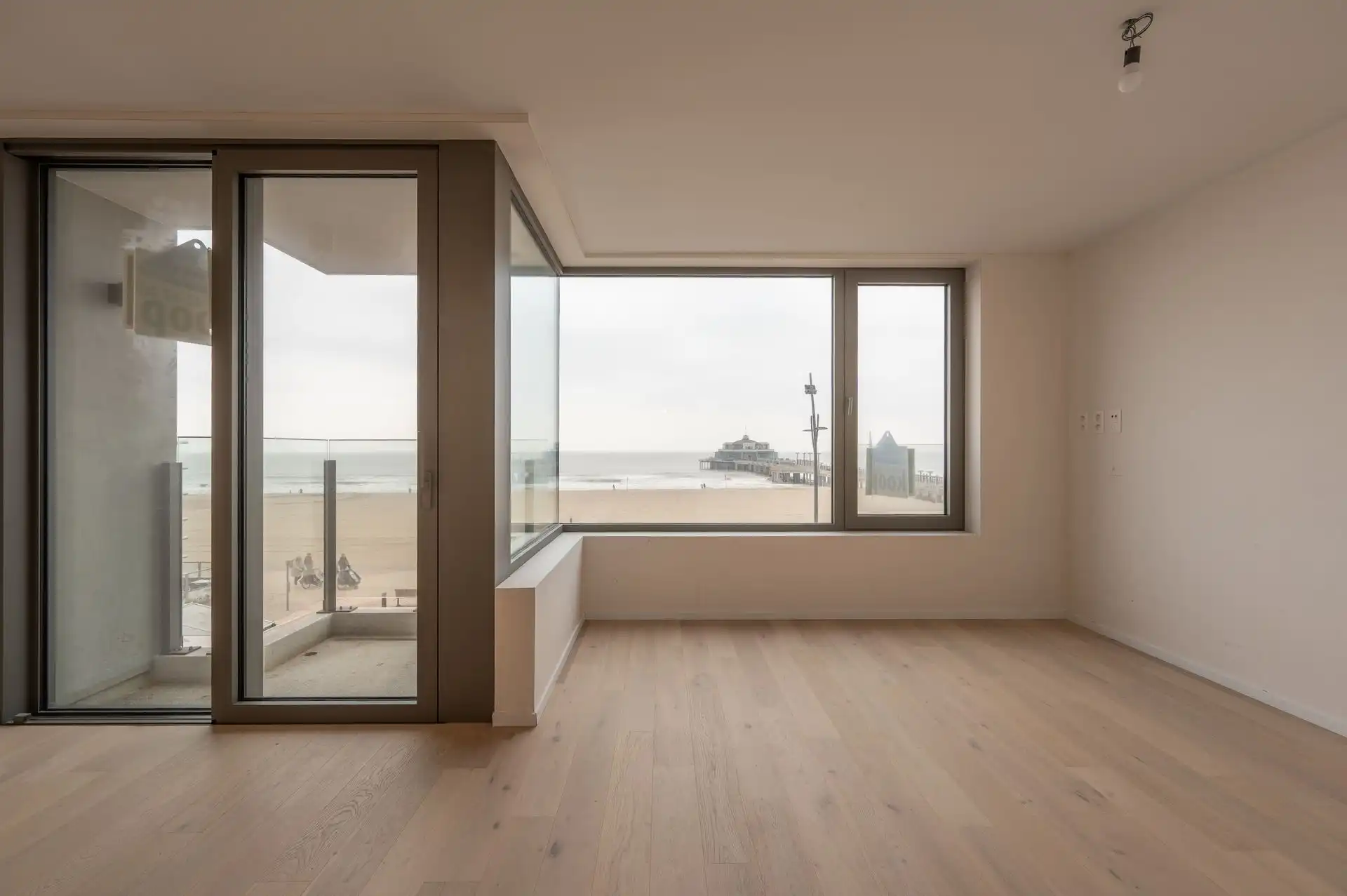 Appartement te koop op topligging aan de Zeedijk met prachtig zicht op de Pier van Blankenberge foto 2