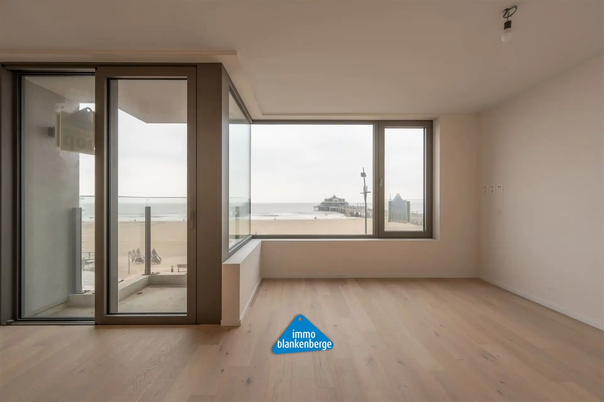 Appartement te koop op topligging aan de Zeedijk met prachtig zicht op de Pier van Blankenberge foto 2