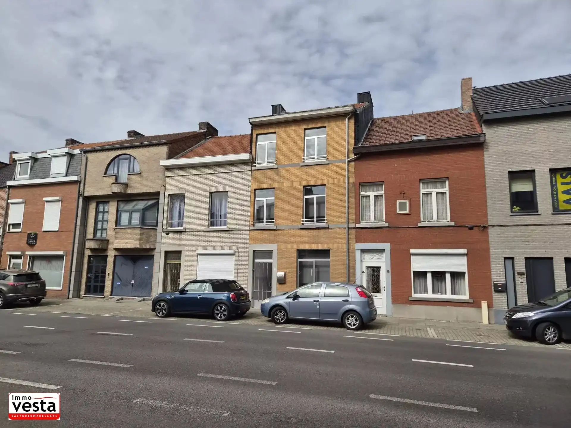 Centraal gelegen rijwoning met 3 slaapkamers foto {{pictureIndex}}