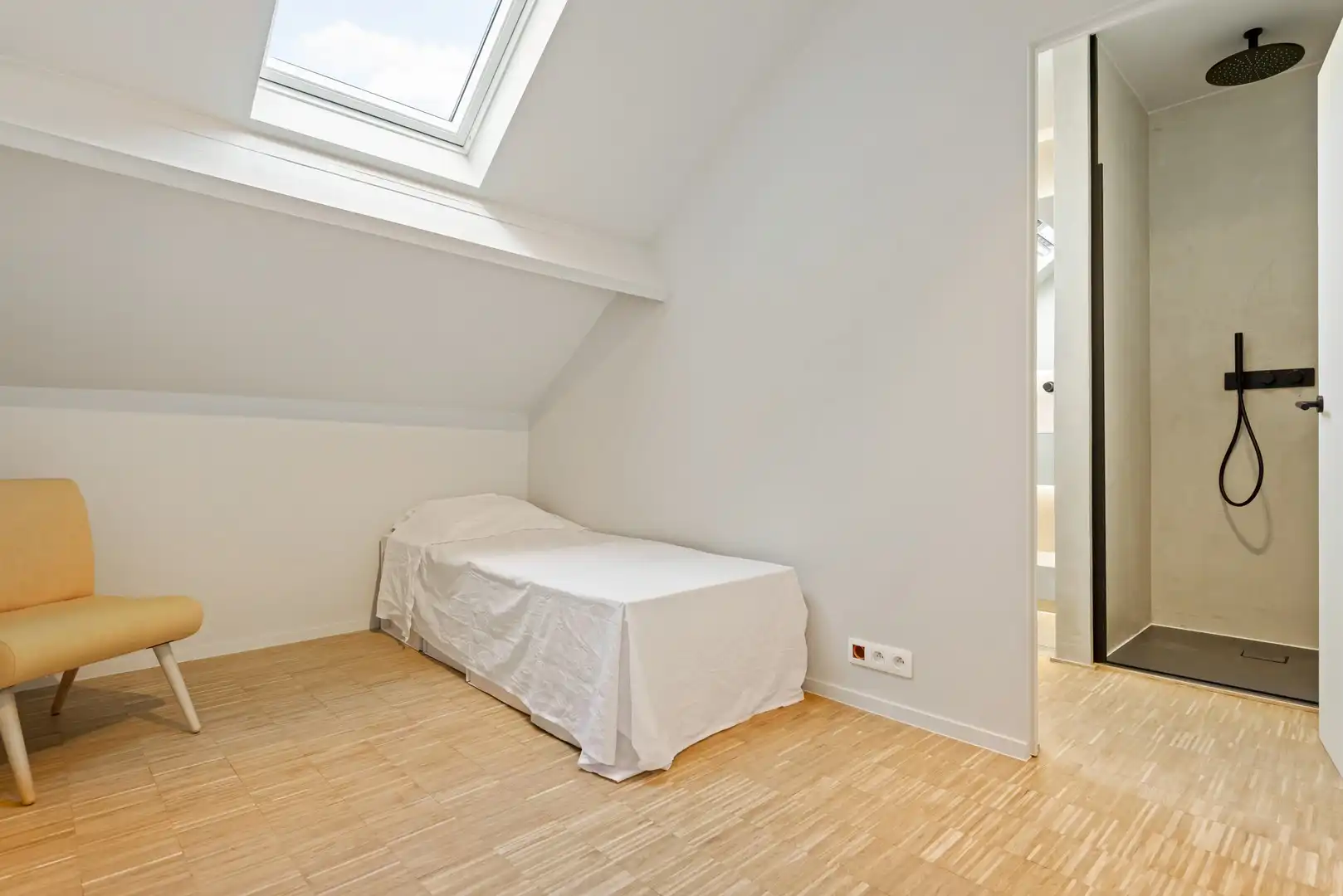 Prachtig gerenoveerde woning met gezellige en zonnige buitenruimte in rustige eenrichtingsstraat foto 15